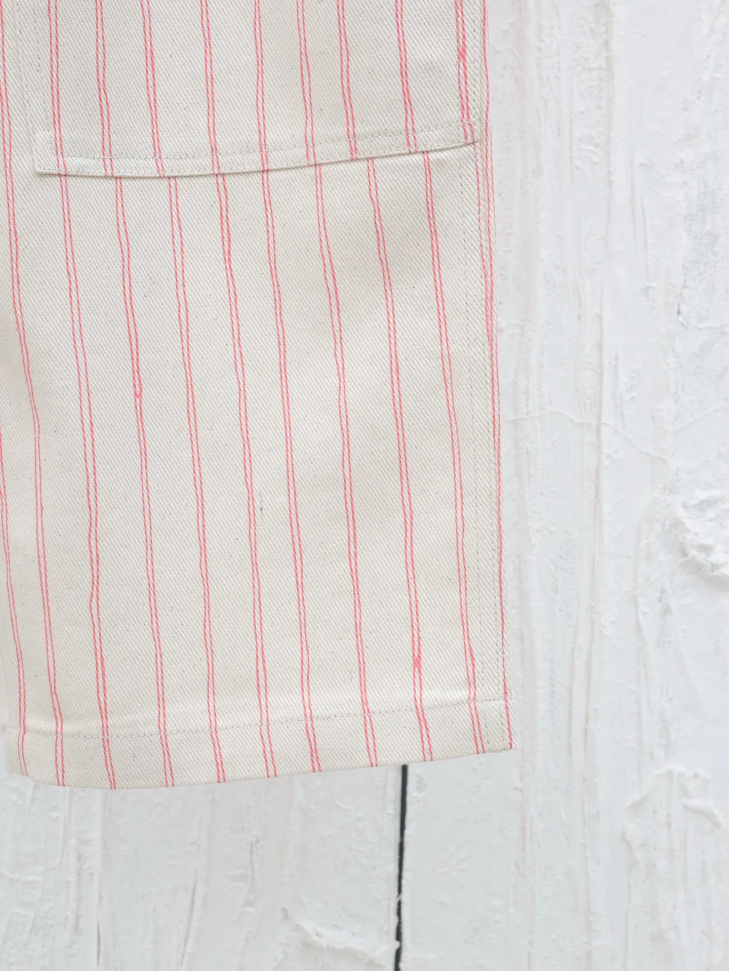 🅿️500 Dio*/Dior embroidered striped casual pants YB purchased the pattern, using customized cotton yarn-dyed fabric, with exquisite embroidery on the hem. Tajima embroidery machine imported from Japan, three-dimensional glue cotton embroidery thread embroidery, with patch bag design, dismantling the Y pattern to analyze the yarn specifications, counting the warp and weft density, ordering and dyeing the bulk yarn color, using large-width air-jet The yarn-dyed jacquard machine weaves the embryonic fabric, and the tissue can be woven to the same herringbone density as the Y version. The width of the finished product can reach 3m. The front panel is hand-cut with line restoration patterns, and is equipped with aluminum alloy shiny letter snap buttons. It can be matched with many types of bottoms to create a fashionable look. Customized accessories, complete with three standards!  Size: 46/48/50/52