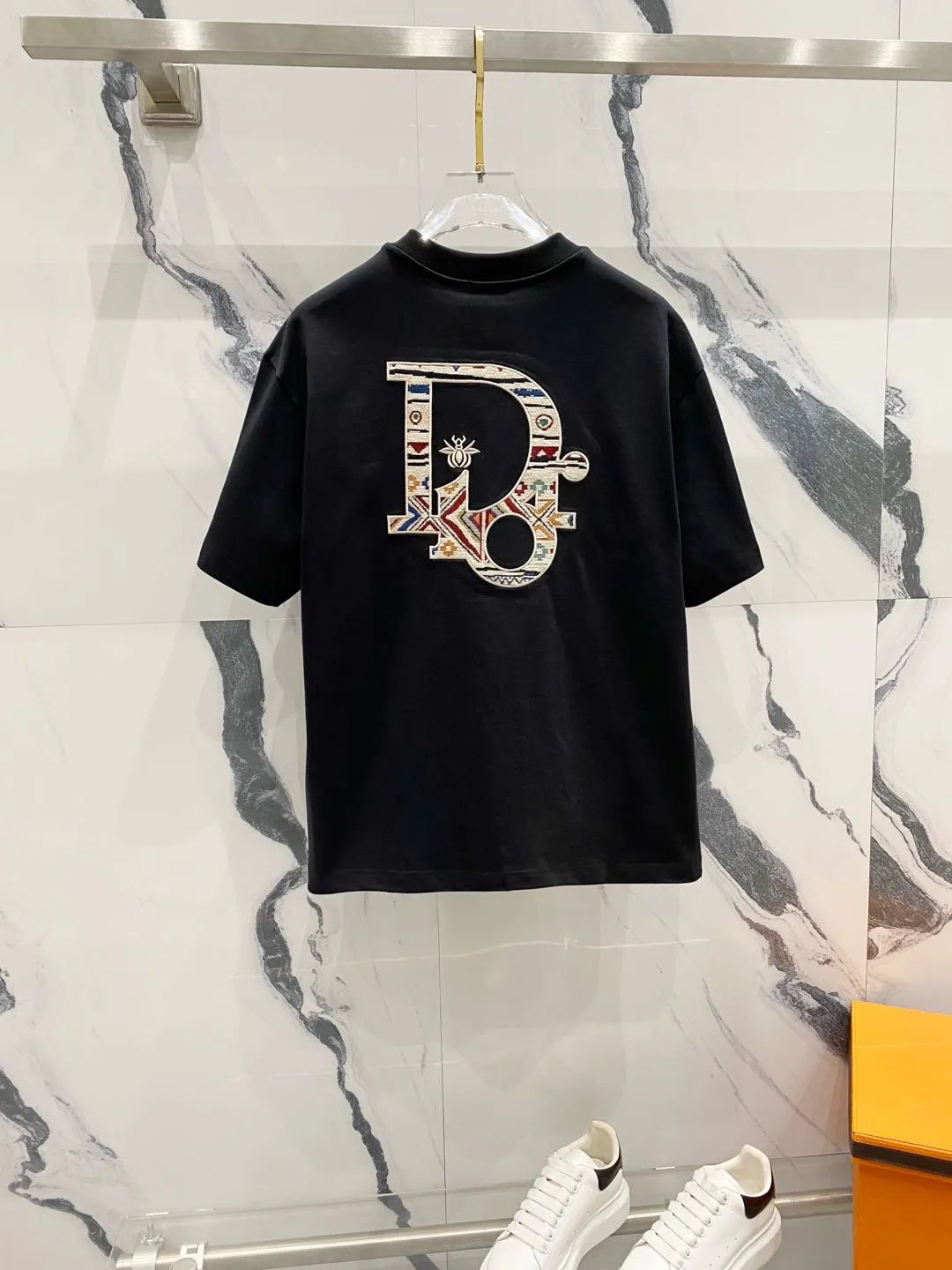 🅿️210 DIOR Dior 320g round neck short-sleeved T-shirt. Heavy craftsmanship of bees on the front and rear panels. Letter LOGO embroidery. Official synchronization. 1:1 original mold opening. Fashionable personality. Versatile trend. Pure original quality. Original washed fabric. Tag. Collar label. Washed wheat. Three labels complete. Color: Black. White. Size: S-XL