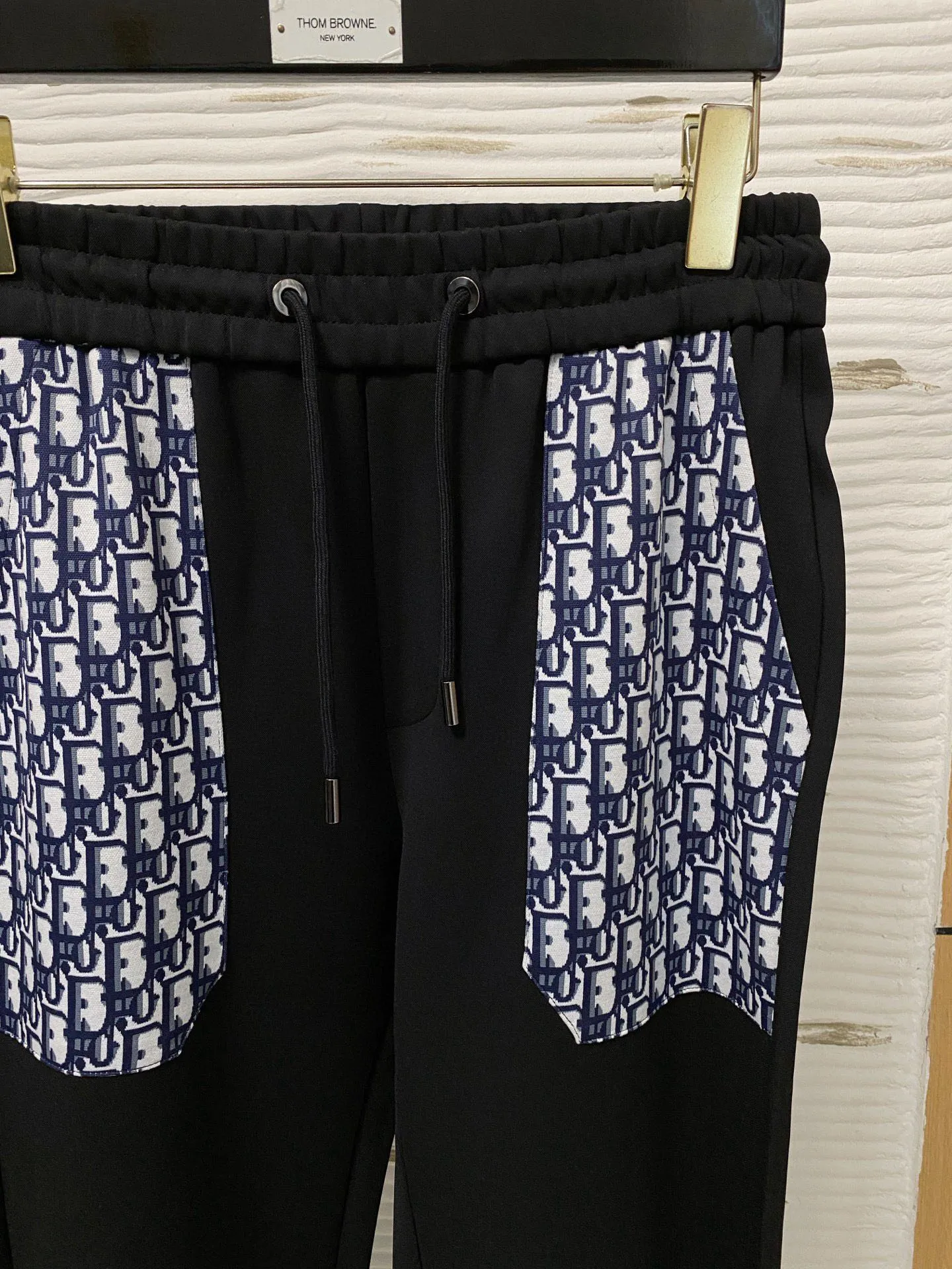 🅿️720 [DIOR Dior] Hot-selling suit is coming. Focus on the original version of the official website. 2025 new hot-selling cardigan and sweatshirt suit. The original order is the best 🇭🇰. It is the meticulous work of top designers for a fitting and perfect upper body effect. All-natural high-quality Tencel Roman cotton 100%, close-fitting comfort, noble and elegant! Original hardware embodies elegance and nobility! Counter size: M-3XL (maximum wear up to 190 pounds)