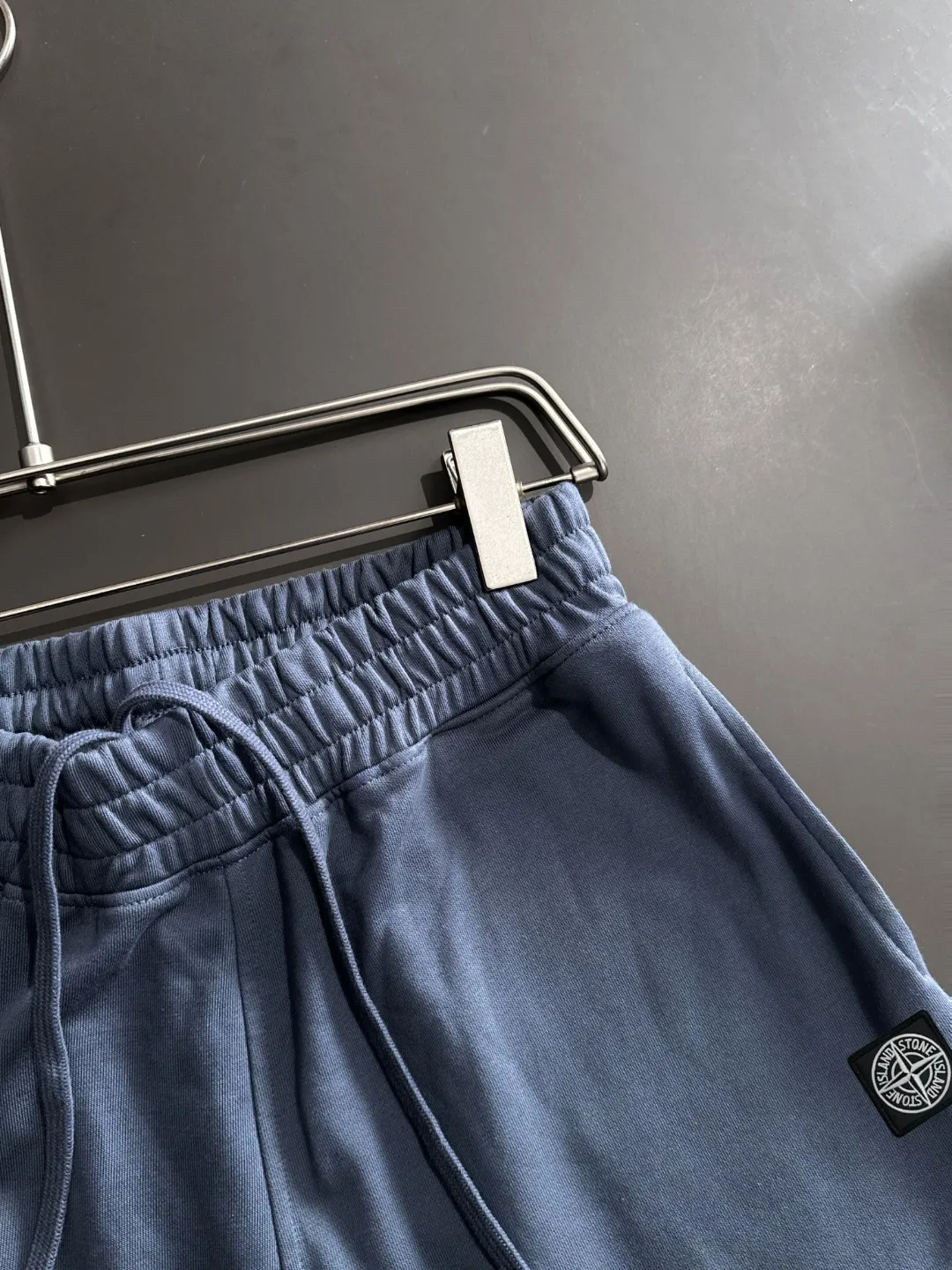 🅿️330 shipped next day, high-end goods DIOR/Dior Stone Island 2025 spring and summer new elastic band casual solid color loose shorts, two needle stitches at the trouser hem, fine and firm stitching, counter-customized fabrics with high breathability and comfort, impeccable details, brand element design concept, reflecting high quality. It feels delicate and soft! It presents a casual cut and the upper body shape is great! Size: S-XXL