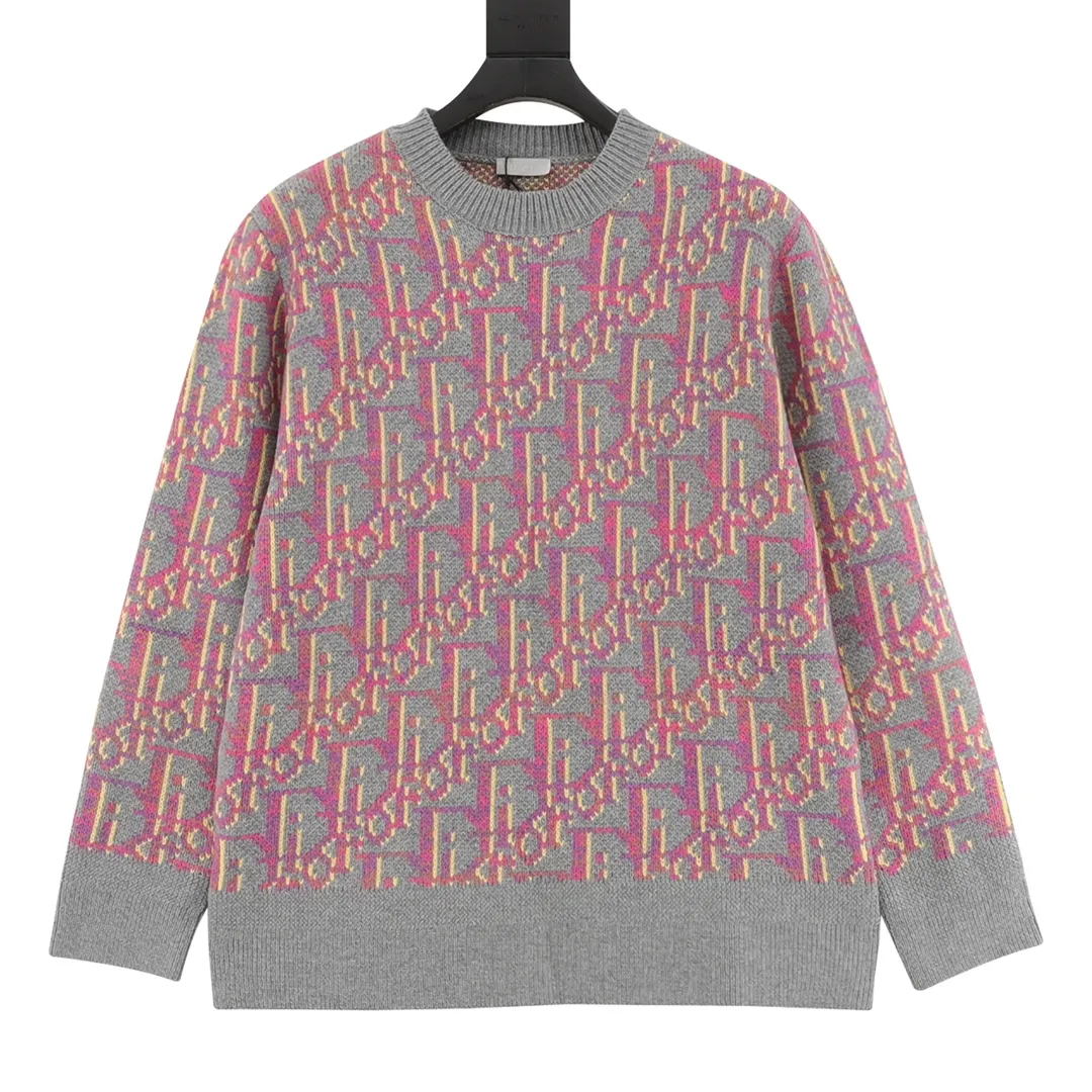 🅿️580 Dior CD all-over jacquard crew neck sweater The yarn was purchased from ZP at 11,087. The yarn is dyed gray, pink and yellow yarn, 70% wool and 30% acrylic 16/1 sheep wool three yarns are twisted into strands. The imported 7-needle jacquard craft yarn is clear and textured, with obvious wool fiber on the surface. The special hemless design is perfect with the macaron color upper body, and the jacquard is all over the body. Every letter is in position, distinguishing it from the wrong version on the market. Size s-l
