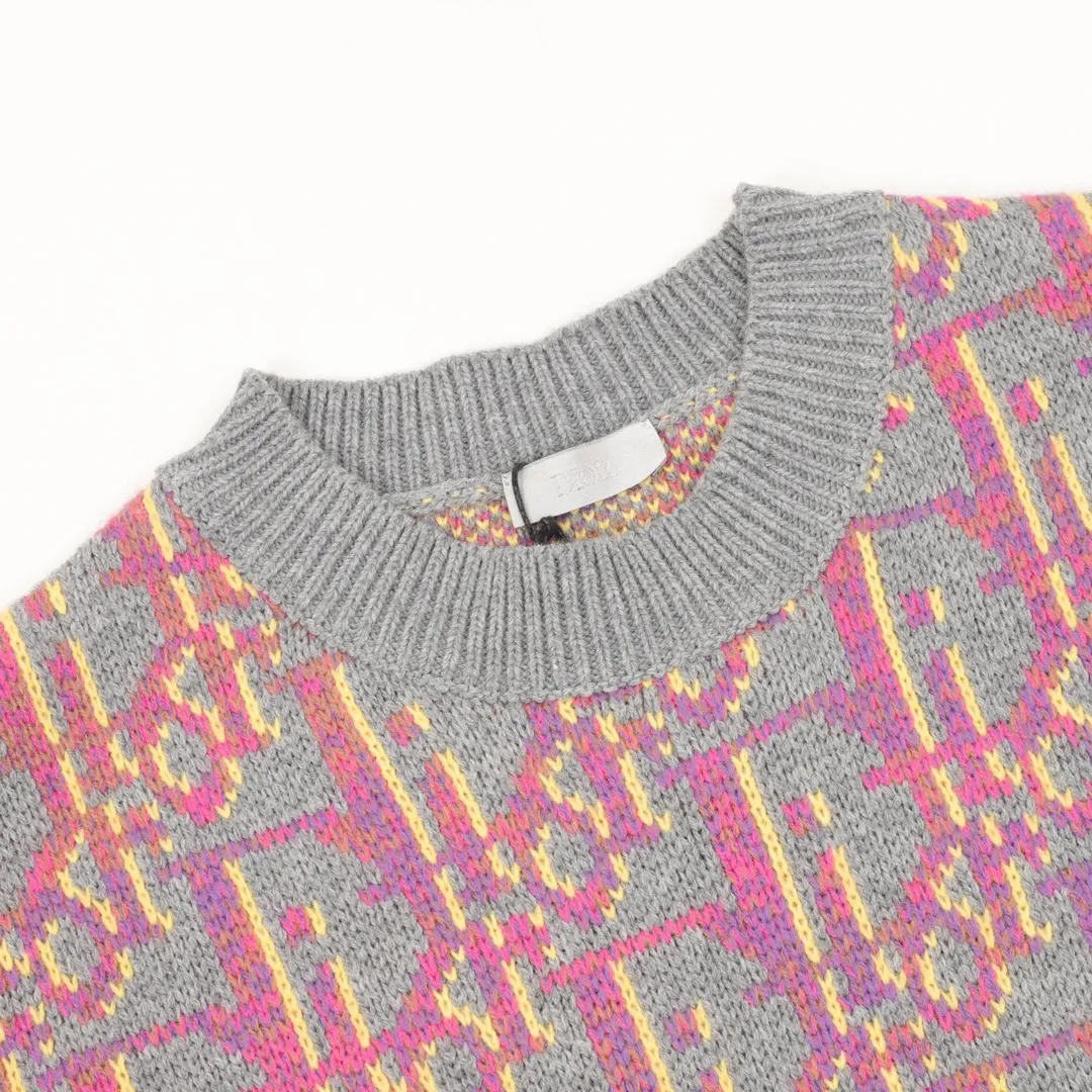 🅿️580 Dior CD all-over jacquard crew neck sweater The yarn was purchased from ZP at 11,087. The yarn is dyed gray, pink and yellow yarn, 70% wool and 30% acrylic 16/1 sheep wool three yarns are twisted into strands. The imported 7-needle jacquard craft yarn is clear and textured, with obvious wool fiber on the surface. The special hemless design is perfect with the macaron color upper body, and the jacquard is all over the body. Every letter is in position, distinguishing it from the wrong version on the market. Size s-l