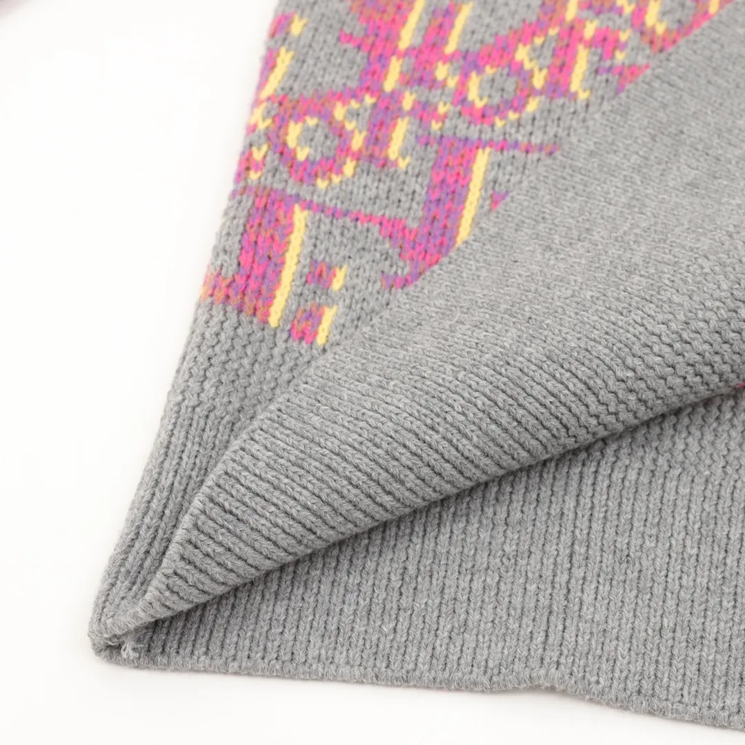 🅿️580 Dior CD all-over jacquard crew neck sweater The yarn was purchased from ZP at 11,087. The yarn is dyed gray, pink and yellow yarn, 70% wool and 30% acrylic 16/1 sheep wool three yarns are twisted into strands. The imported 7-needle jacquard craft yarn is clear and textured, with obvious wool fiber on the surface. The special hemless design is perfect with the macaron color upper body, and the jacquard is all over the body. Every letter is in position, distinguishing it from the wrong version on the market. Size s-l