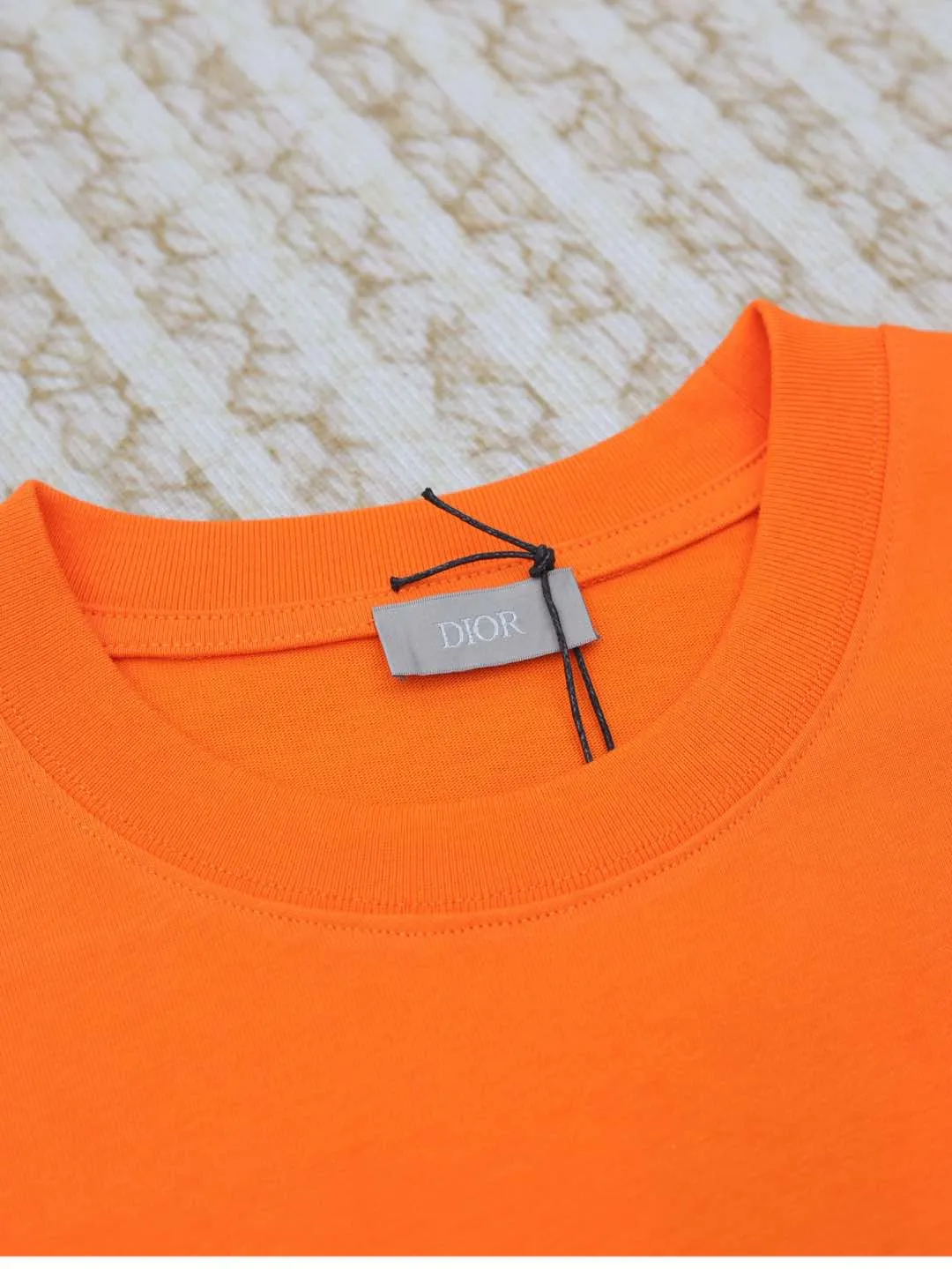 🅿️320 Dio*/Dior 25 joint Year of the Snake limited series short-sleeved T-shirt. Twill cotton material, breathable and comfortable, full of texture. Loose short-sleeved T-shirt cut to highlight the brand style. Made of heavyweight pure cotton, slightly stretchy, showing a slimming visual effect. The cartoon-style snake-shaped pattern embroidery is used on the chest to outline the brand logo and echo the New Year zodiac atmosphere. Size: S/M/L