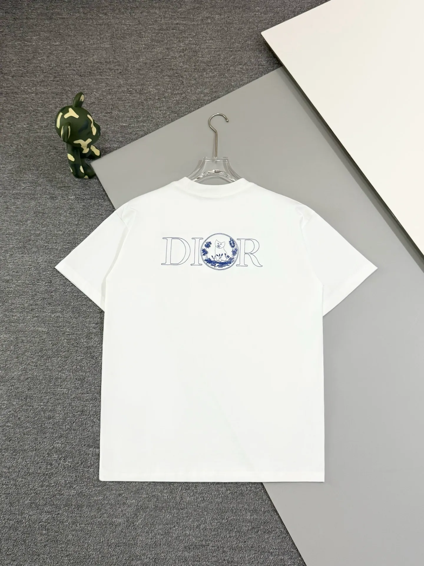 🅿️190 [Higher version] Dior Dior joint cat embroidered short-sleeved T-shirt is made of customized washed cotton fabric, weight 280g, 32-count double yarn combed cotton fabric. The front and back panels are made of high-density embroidery, superimposed with a three-dimensional velvet cat silhouette, four-thread dense hemming + double-needle chain binding, the seams are so hard that they can withstand the blast of a washing machine drum, the neckline is made of double-thread hemming, customized accessories, complete with three standards, same style for men and women!  Color: white, black. Size: S to XL