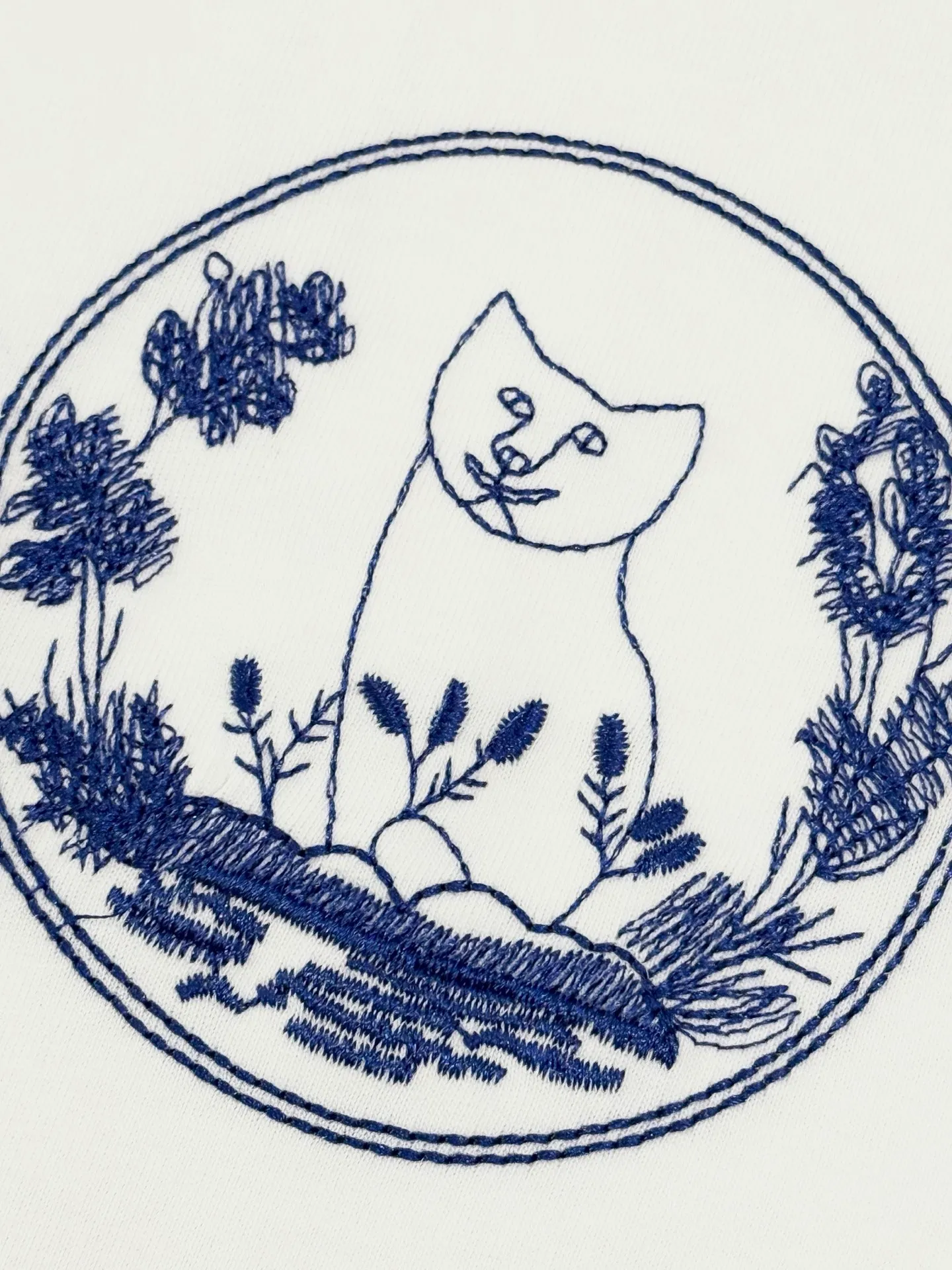 🅿️190 [Higher version] Dior Dior joint cat embroidered short-sleeved T-shirt is made of customized washed cotton fabric, weight 280g, 32-count double yarn combed cotton fabric. The front and back panels are made of high-density embroidery, superimposed with a three-dimensional velvet cat silhouette, four-thread dense hemming + double-needle chain binding, the seams are so hard that they can withstand the blast of a washing machine drum, the neckline is made of double-thread hemming, customized accessories, complete with three standards, same style for men and women!  Color: white, black. Size: S to XL