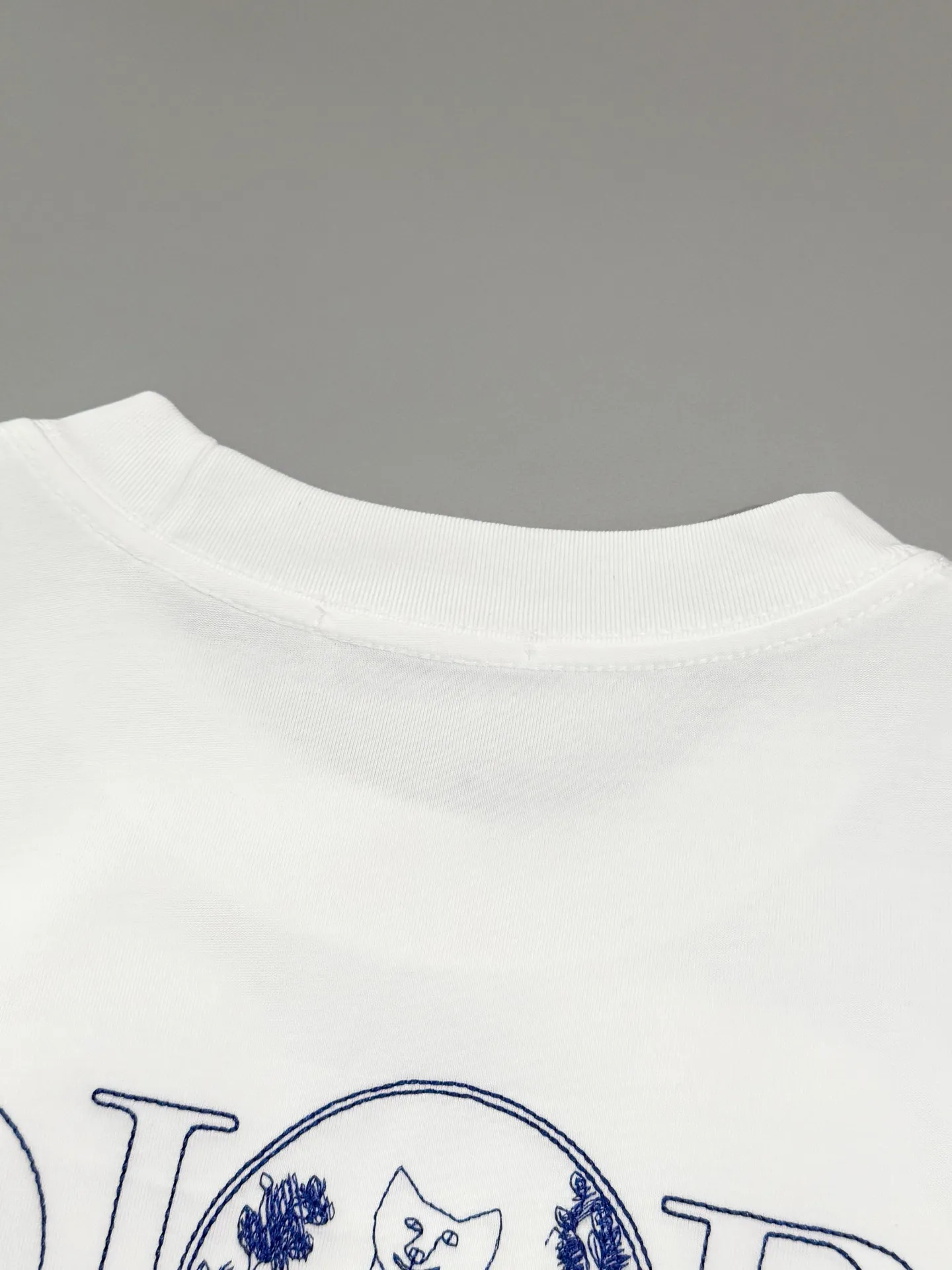 🅿️190 [Higher version] Dior Dior joint cat embroidered short-sleeved T-shirt is made of customized washed cotton fabric, weight 280g, 32-count double yarn combed cotton fabric. The front and back panels are made of high-density embroidery, superimposed with a three-dimensional velvet cat silhouette, four-thread dense hemming + double-needle chain binding, the seams are so hard that they can withstand the blast of a washing machine drum, the neckline is made of double-thread hemming, customized accessories, complete with three standards, same style for men and women!  Color: white, black. Size: S to XL