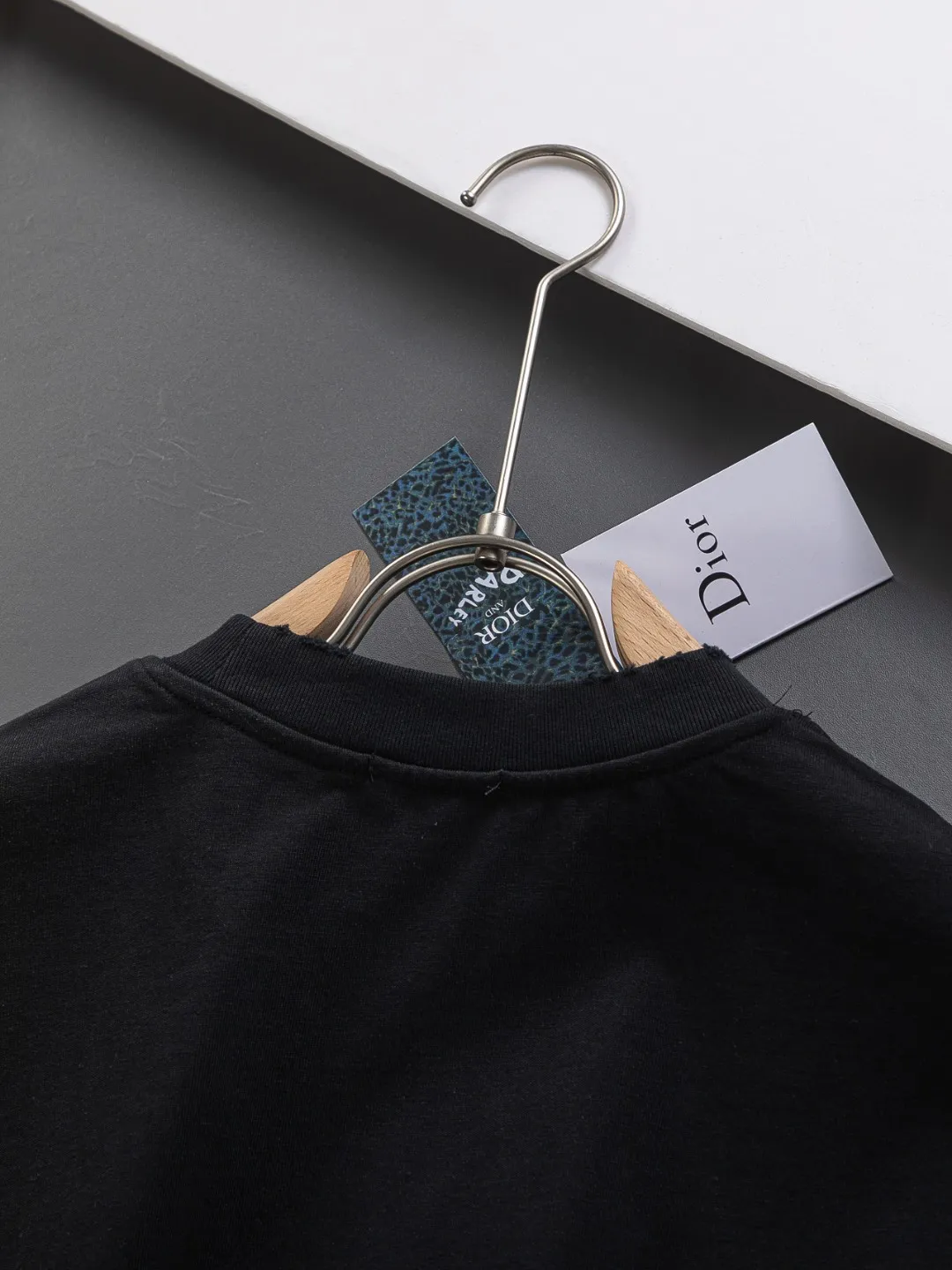 🅿️210 Dior CD dior micro wide version S-XL CD 25SS New product official website for sale simultaneously Simple letters on the chest 🪡 Embroidered logo pattern As the leader in the luxury world, the D family is well-deserved. The first thing that catches the eye is the loose and comfortable black and white solid color version of the piece we are going to talk about today. The ribbed round collar has become the best modification of its version, and the D family has the upper body LOGO listed on the front, and the unique embroidery design of the letter logo patch highlights the texture! The most traditional modification method combined with the simplest color scale contrast forms the strongest and direct contrast, and this is often the most concise and clear minimalist modification method~~A nostalgic classic atmosphere also spreads in this work inadvertently! ! Featuring a distinctive 47 logo patch embroidery on the front, a unique tribute to Dior's historic year! Coupled with the blessing of 320 grams of cotton material, both the upper body comfort and the existence are unparalleled. It can be said to be a must-have companion in summer. The excellent breathability and comfortable wearing feeling are unparalleled~ Recommended! ! Color: Black White Two-tone Size: S-XL Size chart: S: Shoulder width 55-Bust 56-Length 71.5 M: Shoulder width 56.5-Bust 58-Length 73 L: Shoulder width 58-Bust 60-Length 74.5 XL: Shoulder width 59.5-Bust 62-Length 76