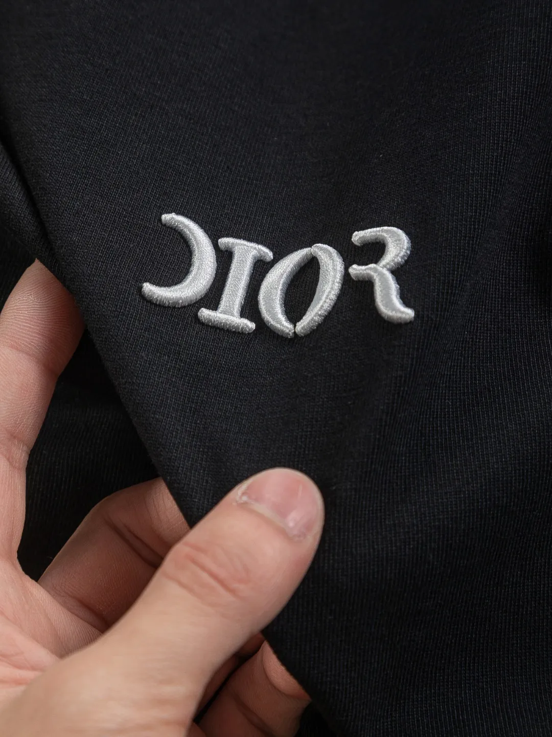 🅿️210 Dior CD dior micro wide version S-XL CD 25SS New product official website for sale simultaneously Simple letters on the chest 🪡 Embroidered logo pattern As the leader in the luxury world, the D family is well-deserved. The first thing that catches the eye is the loose and comfortable black and white solid color version of the piece we are going to talk about today. The ribbed round collar has become the best modification of its version, and the D family has the upper body LOGO listed on the front, and the unique embroidery design of the letter logo patch highlights the texture! The most traditional modification method combined with the simplest color scale contrast forms the strongest and direct contrast, and this is often the most concise and clear minimalist modification method~~A nostalgic classic atmosphere also spreads in this work inadvertently! ! Featuring a distinctive 47 logo patch embroidery on the front, a unique tribute to Dior's historic year! Coupled with the blessing of 320 grams of cotton material, both the upper body comfort and the existence are unparalleled. It can be said to be a must-have companion in summer. The excellent breathability and comfortable wearing feeling are unparalleled~ Recommended! ! Color: Black White Two-tone Size: S-XL Size chart: S: Shoulder width 55-Bust 56-Length 71.5 M: Shoulder width 56.5-Bust 58-Length 73 L: Shoulder width 58-Bust 60-Length 74.5 XL: Shoulder width 59.5-Bust 62-Length 76