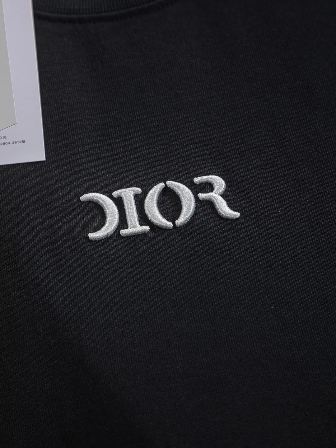 🅿️210 Dior CD dior micro wide version S-XL CD 25SS New product official website for sale simultaneously Simple letters on the chest 🪡 Embroidered logo pattern As the leader in the luxury world, the D family is well-deserved. The first thing that catches the eye is the loose and comfortable black and white solid color version of the piece we are going to talk about today. The ribbed round collar has become the best modification of its version, and the D family has the upper body LOGO listed on the front, and the unique embroidery design of the letter logo patch highlights the texture! The most traditional modification method combined with the simplest color scale contrast forms the strongest and direct contrast, and this is often the most concise and clear minimalist modification method~~A nostalgic classic atmosphere also spreads in this work inadvertently! ! Featuring a distinctive 47 logo patch embroidery on the front, a unique tribute to Dior's historic year! Coupled with the blessing of 320 grams of cotton material, both the upper body comfort and the existence are unparalleled. It can be said to be a must-have companion in summer. The excellent breathability and comfortable wearing feeling are unparalleled~ Recommended! ! Color: Black White Two-tone Size: S-XL Size chart: S: Shoulder width 55-Bust 56-Length 71.5 M: Shoulder width 56.5-Bust 58-Length 73 L: Shoulder width 58-Bust 60-Length 74.5 XL: Shoulder width 59.5-Bust 62-Length 76
