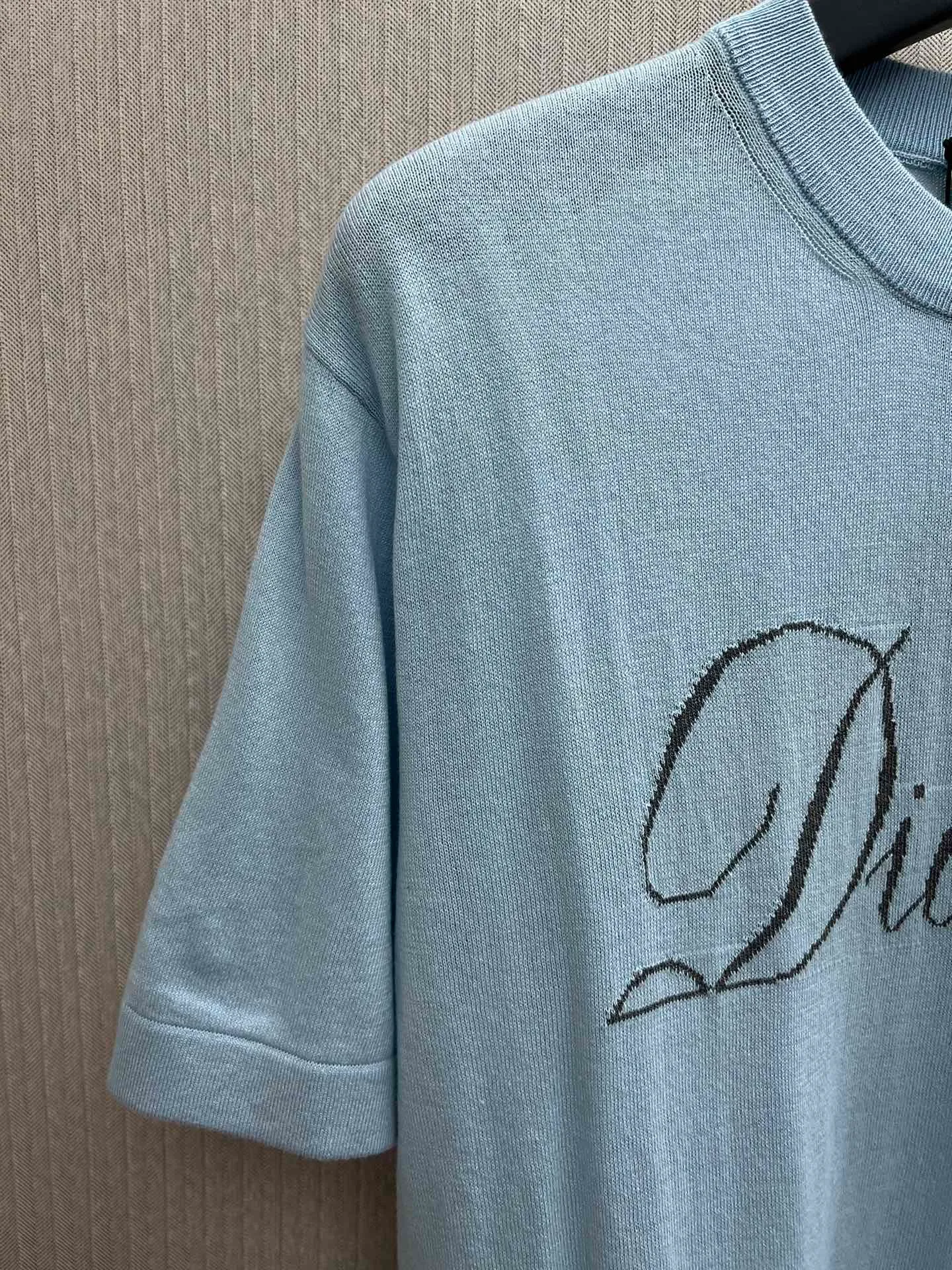 🅿️370 Dior 25ss new T-shirt is a new product of the 2025 winter men's wear series. It is decorated with an intarsia woven Dior love logo inspired by the Dior archives, paying tribute to Dior's heritage. Crafted from blue sheep's wool-blend jersey and finished with a ribbed crew neck. The casual cut can be worn with sports pants for a casual and stylish look. Size: S.M.L.XL.