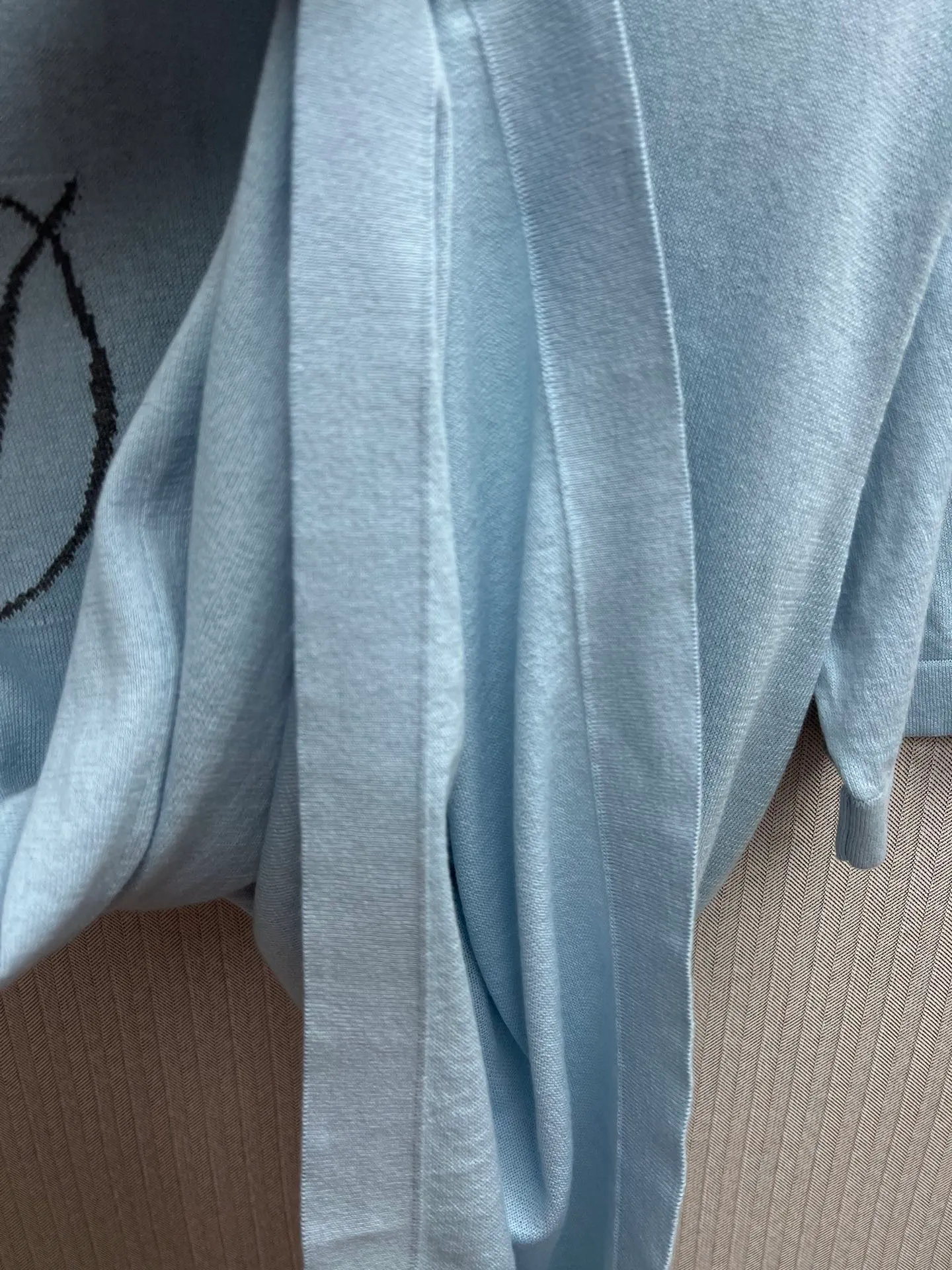 🅿️370 Dior 25ss new T-shirt is a new product of the 2025 winter men's wear series. It is decorated with an intarsia woven Dior love logo inspired by the Dior archives, paying tribute to Dior's heritage. Crafted from blue sheep's wool-blend jersey and finished with a ribbed crew neck. The casual cut can be worn with sports pants for a casual and stylish look. Size: S.M.L.XL.