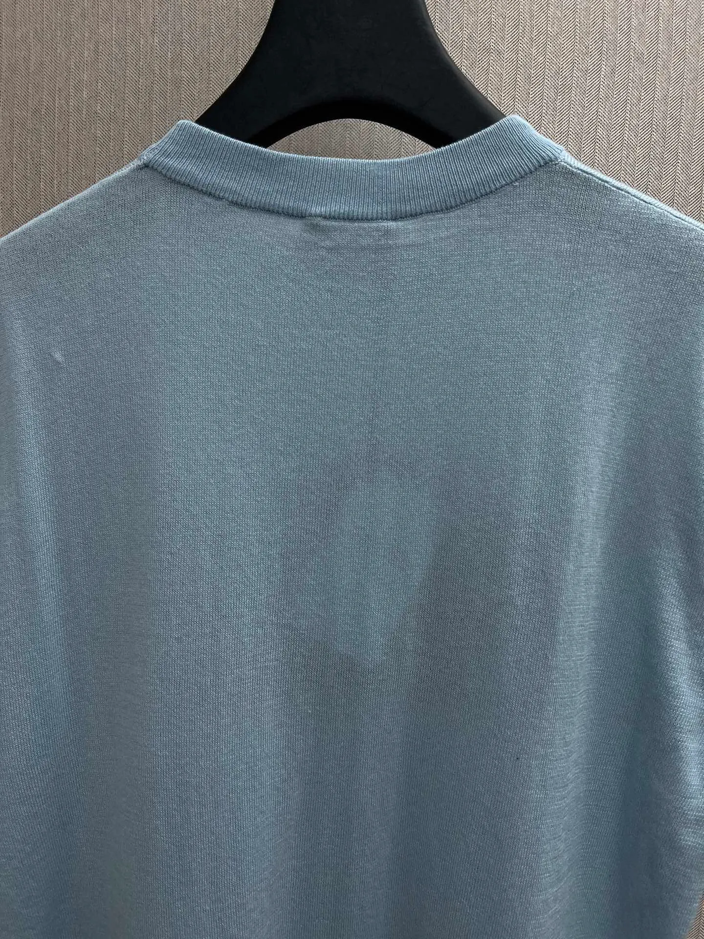🅿️370 Dior 25ss new T-shirt is a new product of the 2025 winter men's wear series. It is decorated with an intarsia woven Dior love logo inspired by the Dior archives, paying tribute to Dior's heritage. Crafted from blue sheep's wool-blend jersey and finished with a ribbed crew neck. The casual cut can be worn with sports pants for a casual and stylish look. Size: S.M.L.XL.