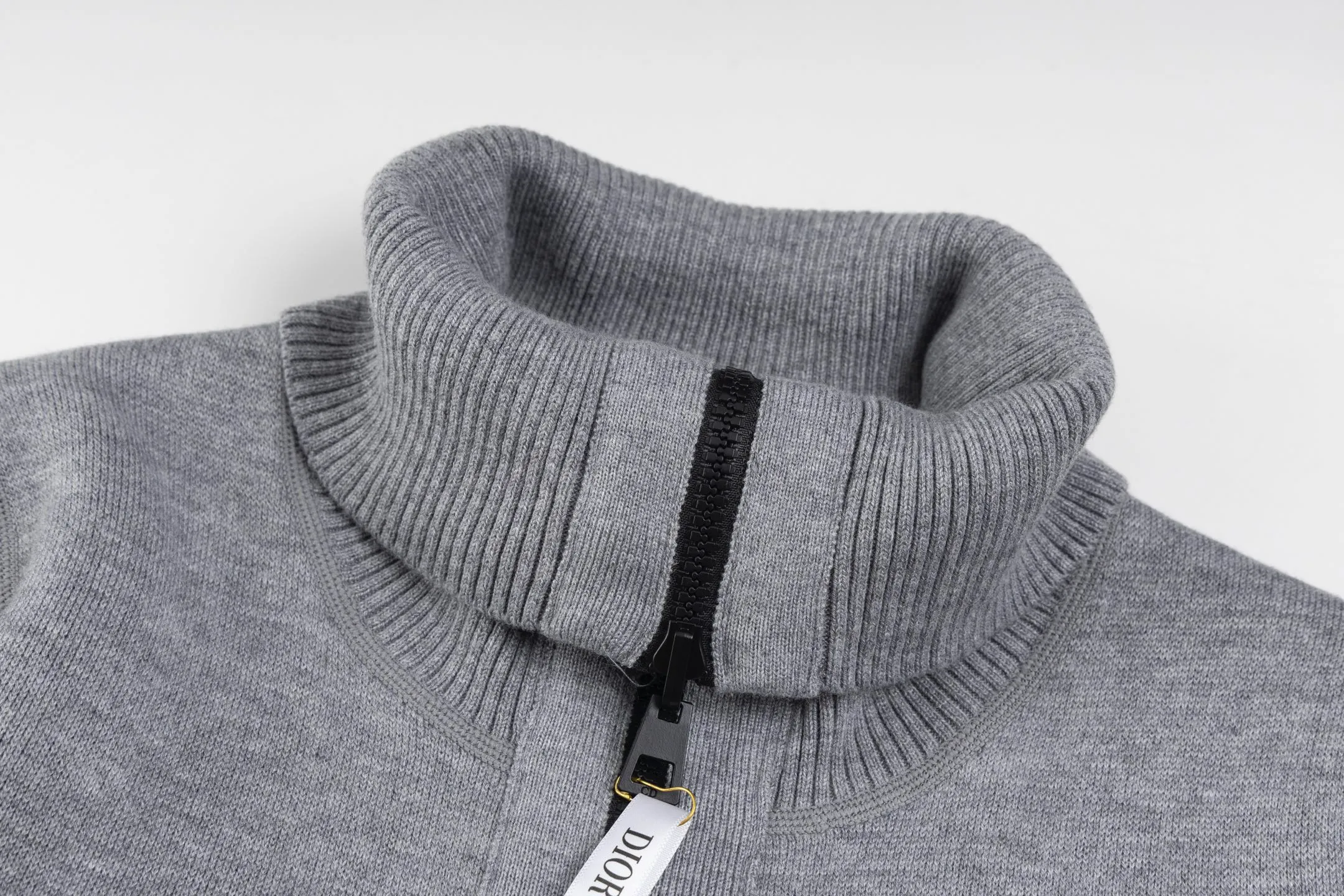 🅿️520 [Exclusive supply] CD 25FW presbyopic double-sided military collar zipper knitted jacket. The original purchase was 32,000 and developed. The fabric is carefully made of high-quality cashmere blended knitted fabric. This DIOR cardigan reinterprets the brand's classic logo in an innovative way. The double-sided design brings two wearing styles: one side is simple and pure gray, and the other side shows the iconic Oblique print pattern. The short slim fit and front zipper closure make it easy to wear on a daily basis. The details are ribbed on the collar, cuffs and hem to ensure comfort and maintain the silhouette. The medium-thick knit gives the garment just the right amount of warmth and drape. The lining-free design maintains the overall lightness. Professional dry cleaning is recommended. This cardigan can be layered with Oblique printed items from the same series to easily create a layered and exquisite look, perfectly demonstrating DIOR's ultimate pursuit of materials and craftsmanship. Size:S/M/L