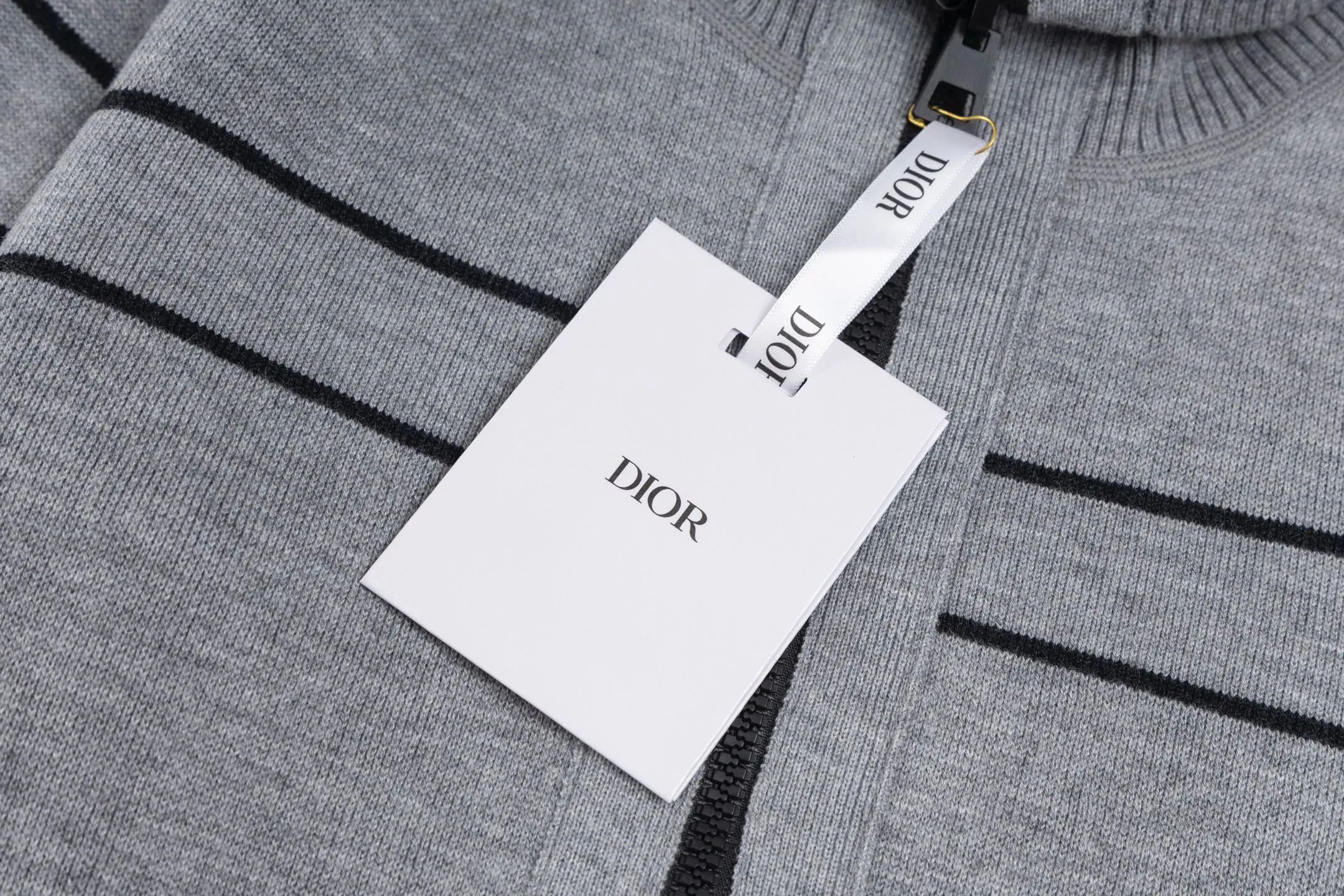 🅿️520 [Exclusive supply] CD 25FW presbyopic double-sided military collar zipper knitted jacket. The original purchase was 32,000 and developed. The fabric is carefully made of high-quality cashmere blended knitted fabric. This DIOR cardigan reinterprets the brand's classic logo in an innovative way. The double-sided design brings two wearing styles: one side is simple and pure gray, and the other side shows the iconic Oblique print pattern. The short slim fit and front zipper closure make it easy to wear on a daily basis. The details are ribbed on the collar, cuffs and hem to ensure comfort and maintain the silhouette. The medium-thick knit gives the garment just the right amount of warmth and drape. The lining-free design maintains the overall lightness. Professional dry cleaning is recommended. This cardigan can be layered with Oblique printed items from the same series to easily create a layered and exquisite look, perfectly demonstrating DIOR's ultimate pursuit of materials and craftsmanship. Size:S/M/L