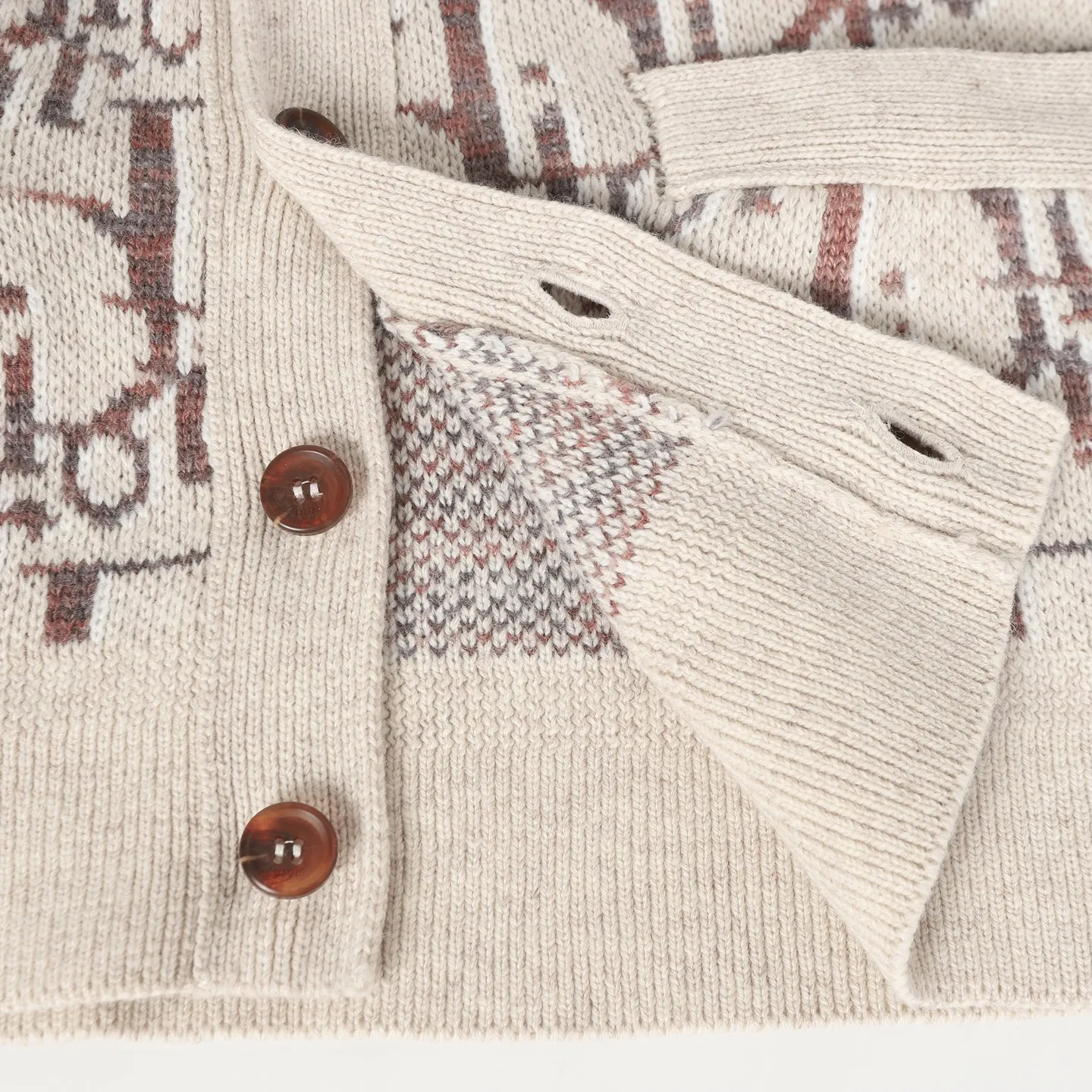 🅿️650 [Wool] Dior/Dior presbyopic all-over printed wool cardigan is made of 100% wool. The weaving method uses 10 medium-thick and fine grains. It is woven on an imported wool loom. The sweater reinterprets Dior's classic Oblique printing pattern. Crafted from sheep wool jacquard with ribbed details for a classic silhouette. Can be paired with a variety of outfits to show off your personality. size: S M L XL