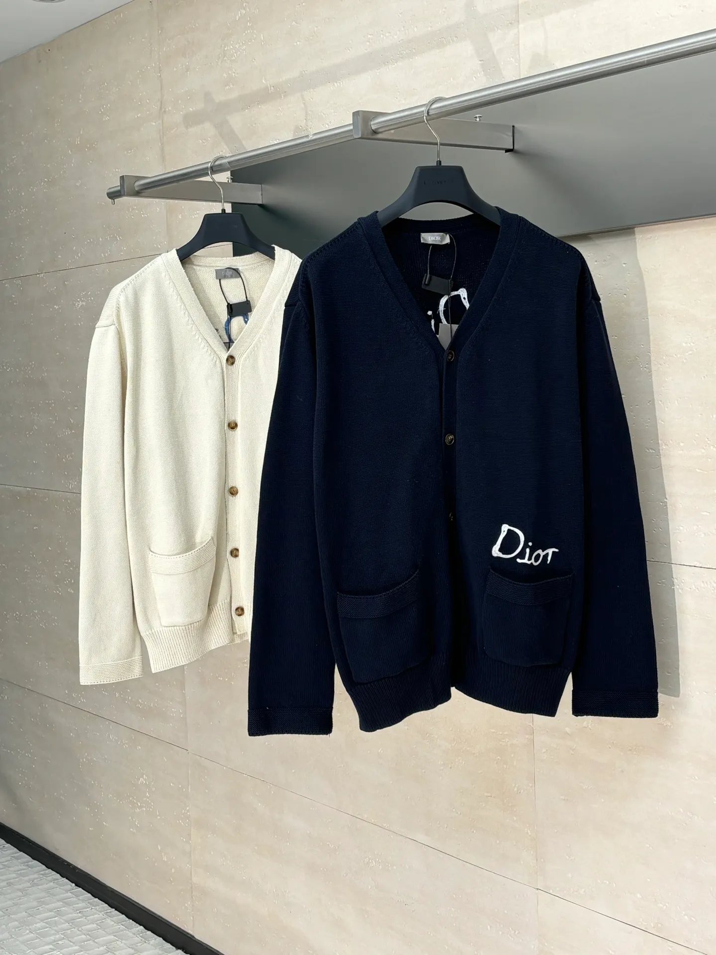 🅿️500 Dio*/Dior 25Fw new friend embroidered cotton blend button cardigan. The fabric is made of 40-count cotton yarn and wool, and the cotton content is 62%. It is mixed with 38% polyester. Mixing two kinds of wool materials can effectively make the upper body more three-dimensional. The embroidery uses high-density wool yarn embroidery technology, and the front numbers are all equipped with the joint series embroidery LOGO. The number of stitches is about 12,000. The auxiliary buttons are made of natural horn buttons, with the brand's iconic [DIOR] LOGO on the buttons. This cardigan displays the Dior For My Real Friends logo from the DIOR AND HYLTON NEL collaboration. Crafted from white cotton-blend jersey with embroidery on the front and back, button fastening and ribbed trims.  Size：S/M/L
