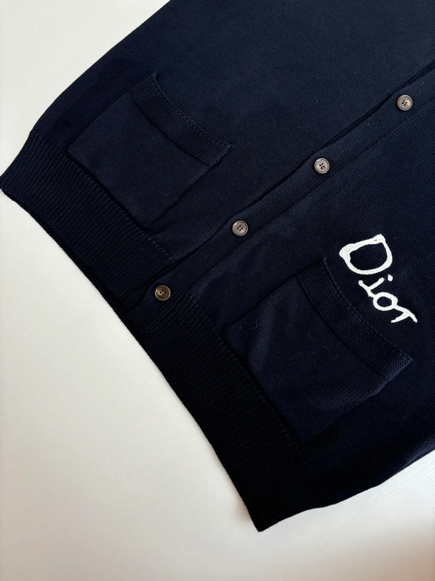 🅿️500 Dio*/Dior 25Fw new friend embroidered cotton blend button cardigan. The fabric is made of 40-count cotton yarn and wool, and the cotton content is 62%. It is mixed with 38% polyester. Mixing two kinds of wool materials can effectively make the upper body more three-dimensional. The embroidery uses high-density wool yarn embroidery technology, and the front numbers are all equipped with the joint series embroidery LOGO. The number of stitches is about 12,000. The auxiliary buttons are made of natural horn buttons, with the brand's iconic [DIOR] LOGO on the buttons. This cardigan displays the Dior For My Real Friends logo from the DIOR AND HYLTON NEL collaboration. Crafted from white cotton-blend jersey with embroidery on the front and back, button fastening and ribbed trims.  Size：S/M/L