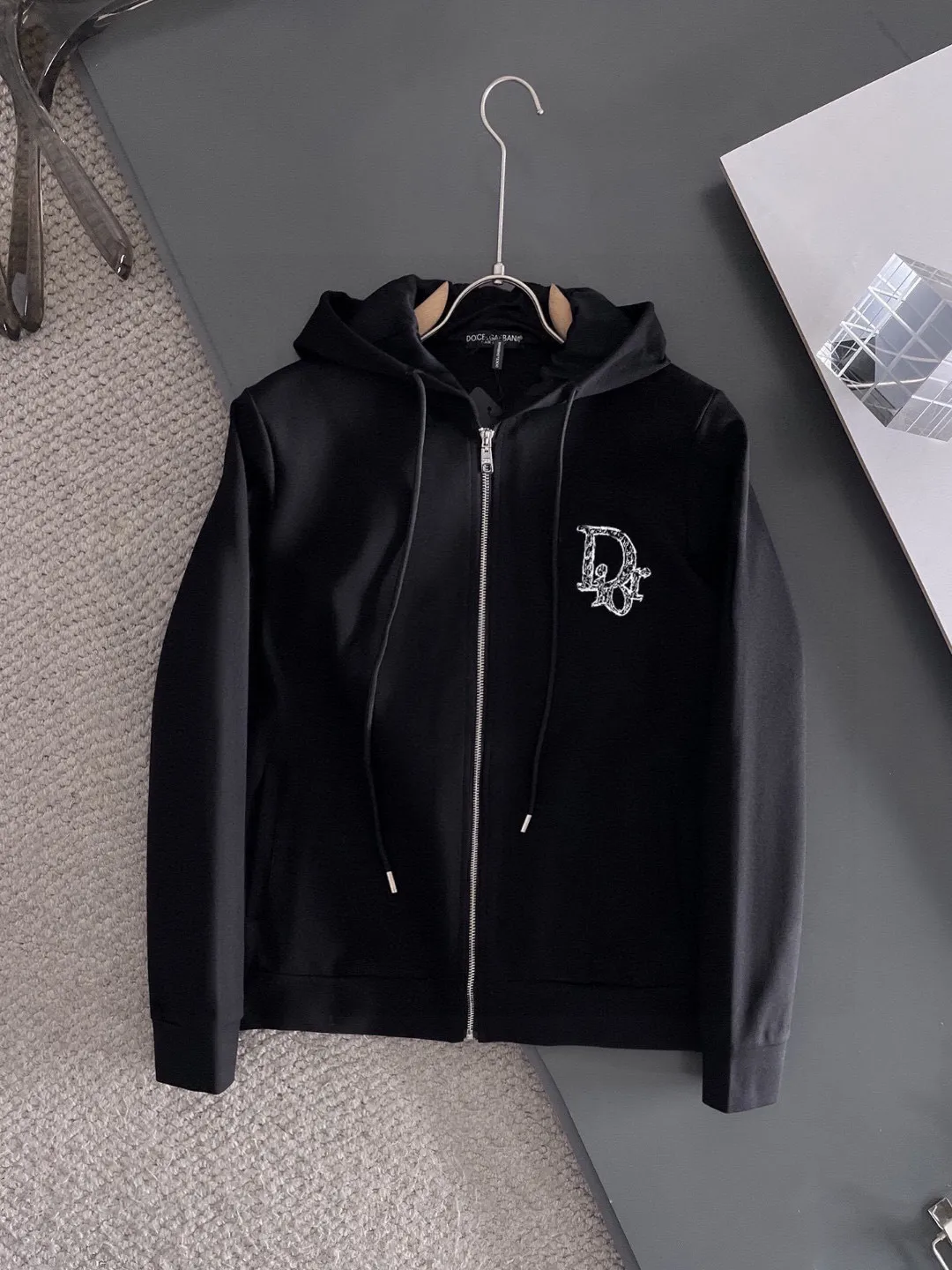 🅿️420 [DIOR Dior] (Fat Man Gospel) hot-selling suit is coming. Focus on the original version of the official website. 2025 new hot-selling cardigan sweater suit. The original order is the best product. 🇭🇰The meticulous work of top designers is dedicated to a fitting and perfect upper body effect. All-natural high-quality Roman cotton 100%, close-fitting comfort, noble and elegant! Original hardware embodies elegance and nobility! Counter size: M-5XL (maximum wear up to 220 pounds)