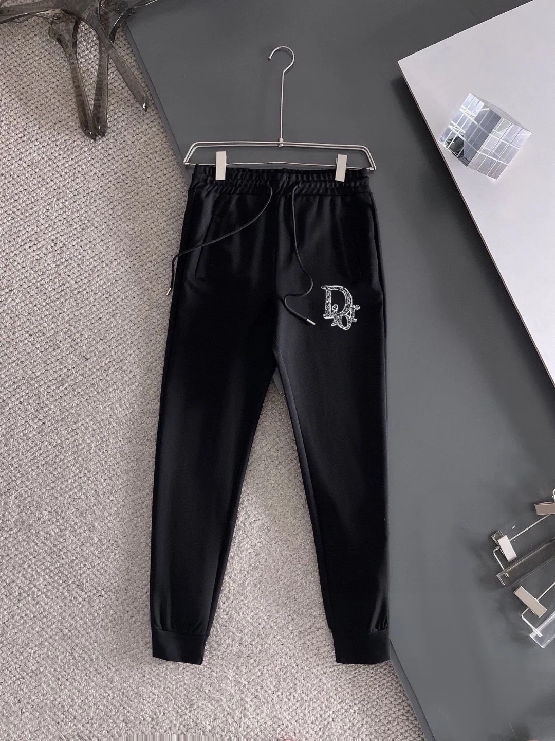 🅿️420 [DIOR Dior] (Fat Man Gospel) hot-selling suit is coming. Focus on the original version of the official website. 2025 new hot-selling cardigan sweater suit. The original order is the best product. 🇭🇰The meticulous work of top designers is dedicated to a fitting and perfect upper body effect. All-natural high-quality Roman cotton 100%, close-fitting comfort, noble and elegant! Original hardware embodies elegance and nobility! Counter size: M-5XL (maximum wear up to 220 pounds)