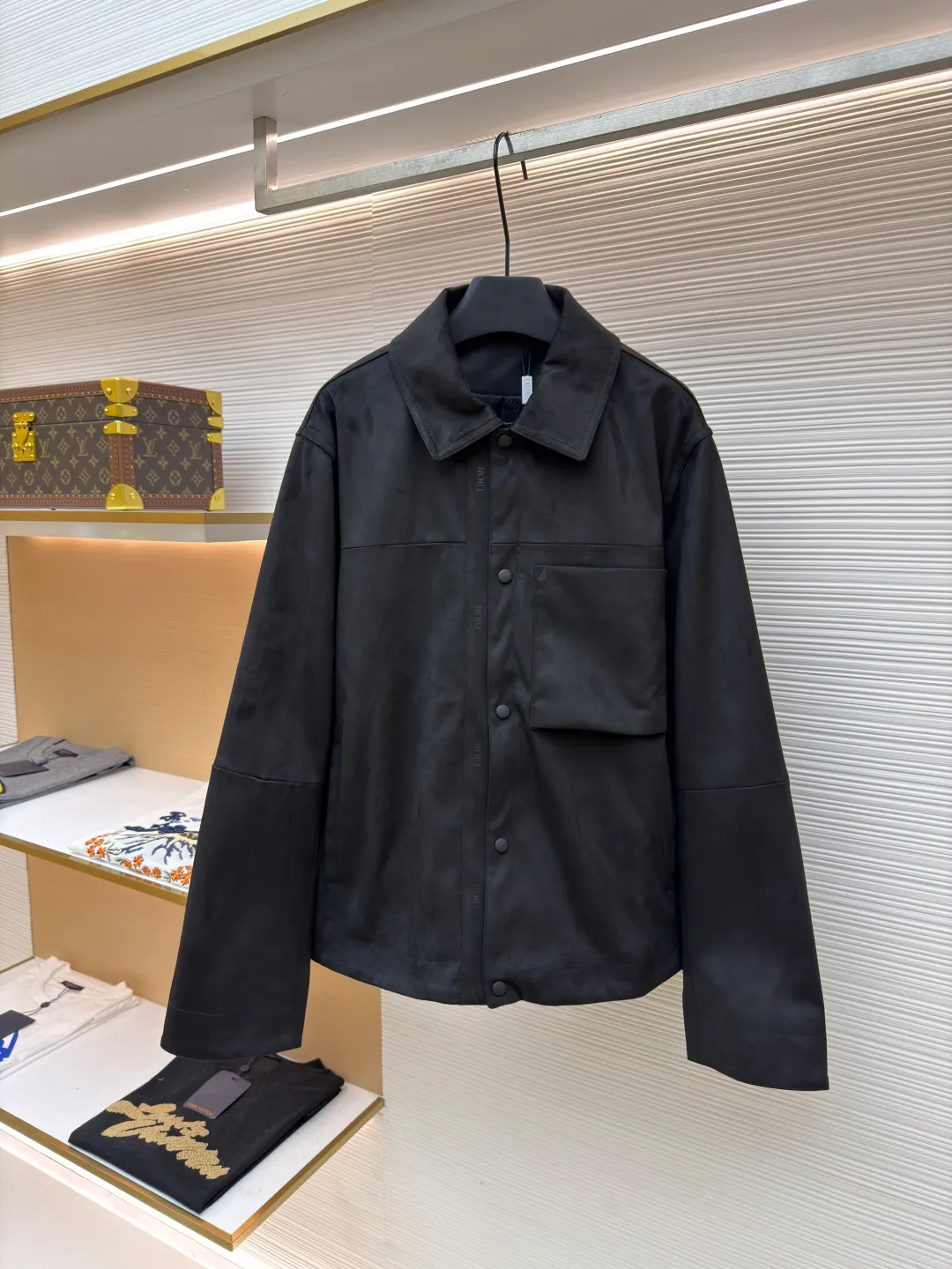Dior suede jacket ●Original version: purchased and developed by 31810 ●Item number: 1681581-C30 ●Fabric: suede fabric ●Technology: embossed production ●Color: black ●Version: fitted version ●Weight: about 955 grams ●Size: 48-50-52 ●Description: The original version was purchased from Hangzhou National Specialty School for 36,000. The fabric is made of Italian suede. It is paired with 50 grams of knitted composite. Customized 101 matte black leather. Customized black jacquard logo silk lining. Customized 0.3×6cm leather strip. Customized 14mm matte black snap button. Customized 10mm mushroom snap button. Embossed placket. Customized accessories. Same style for men and women. Full street feel. Very good workmanship details. The overall wiring is straight and delicate, the fabric is comfortable and soft, and the color is consistent without color difference. It can be matched with the same style to create a fashionable look and control various occasions. Customized accessories, complete with three standards, same style for men and women!