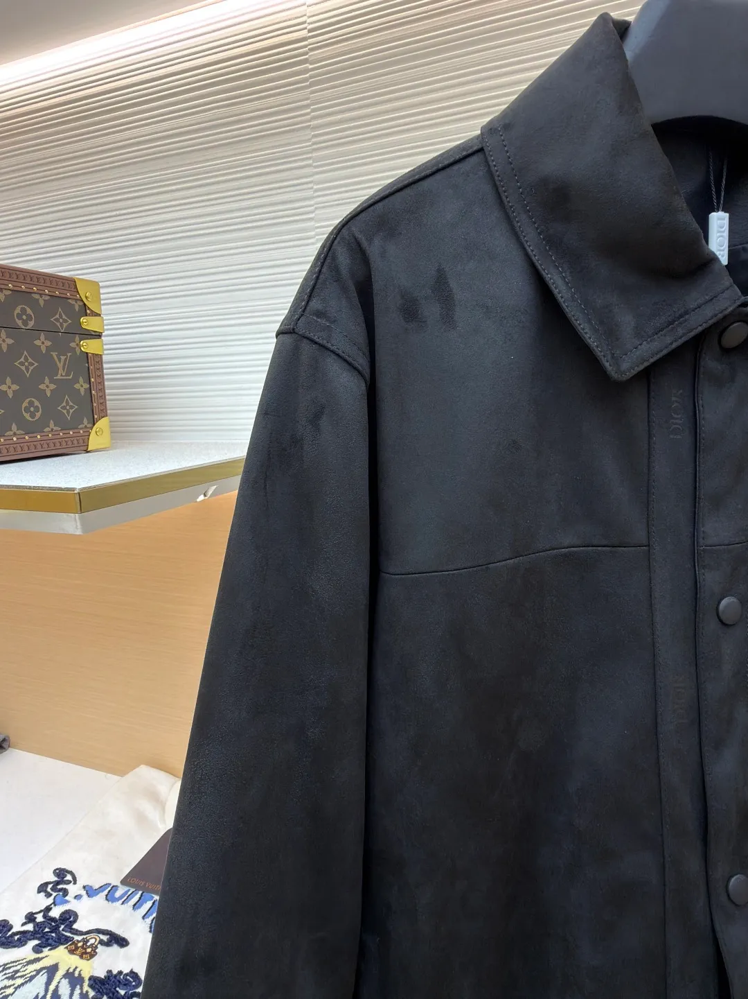 Dior suede jacket ●Original version: purchased and developed by 31810 ●Item number: 1681581-C30 ●Fabric: suede fabric ●Technology: embossed production ●Color: black ●Version: fitted version ●Weight: about 955 grams ●Size: 48-50-52 ●Description: The original version was purchased from Hangzhou National Specialty School for 36,000. The fabric is made of Italian suede. It is paired with 50 grams of knitted composite. Customized 101 matte black leather. Customized black jacquard logo silk lining. Customized 0.3×6cm leather strip. Customized 14mm matte black snap button. Customized 10mm mushroom snap button. Embossed placket. Customized accessories. Same style for men and women. Full street feel. Very good workmanship details. The overall wiring is straight and delicate, the fabric is comfortable and soft, and the color is consistent without color difference. It can be matched with the same style to create a fashionable look and control various occasions. Customized accessories, complete with three standards, same style for men and women!