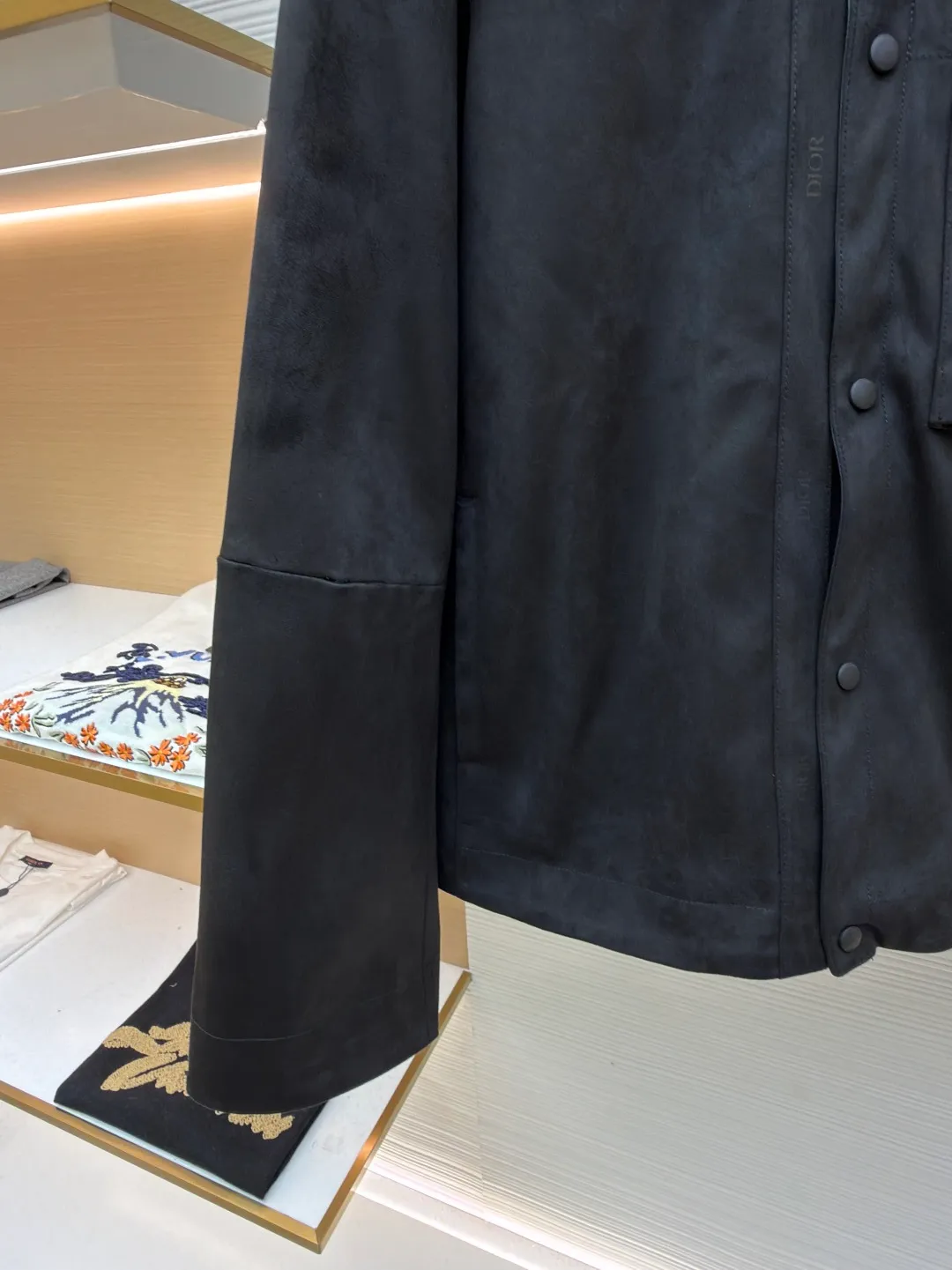 Dior suede jacket ●Original version: purchased and developed by 31810 ●Item number: 1681581-C30 ●Fabric: suede fabric ●Technology: embossed production ●Color: black ●Version: fitted version ●Weight: about 955 grams ●Size: 48-50-52 ●Description: The original version was purchased from Hangzhou National Specialty School for 36,000. The fabric is made of Italian suede. It is paired with 50 grams of knitted composite. Customized 101 matte black leather. Customized black jacquard logo silk lining. Customized 0.3×6cm leather strip. Customized 14mm matte black snap button. Customized 10mm mushroom snap button. Embossed placket. Customized accessories. Same style for men and women. Full street feel. Very good workmanship details. The overall wiring is straight and delicate, the fabric is comfortable and soft, and the color is consistent without color difference. It can be matched with the same style to create a fashionable look and control various occasions. Customized accessories, complete with three standards, same style for men and women!