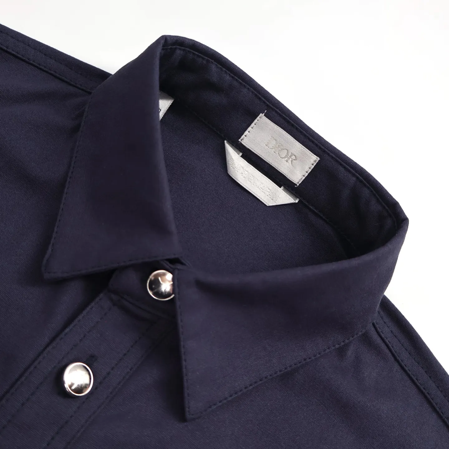 🅿️440 [Exclusive supply] CD pocket embroidered denim shirt (Navy Blue) Original purchase and development of 14500, custom-made plain ring yarn denim, full of texture, comfortable and close to the skin, iconic dior embroidery embellishment on the front, using imported machine embroidery technology, using advanced computer control system and precision mechanical parts to achieve embroidery work, high precision, smooth and delicate lines, high-temperature laundering machines are used in all ironing stations, and high temperature and pressure are applied to the fabric through the synergy of heating plates and pressure rollers. Make the fabric surface smooth and crisp, wear-resistant and washable (specially for export assembly line shirt factories, first-line brand quality) accessories customized 1:1 trademark. Size:39-40-41