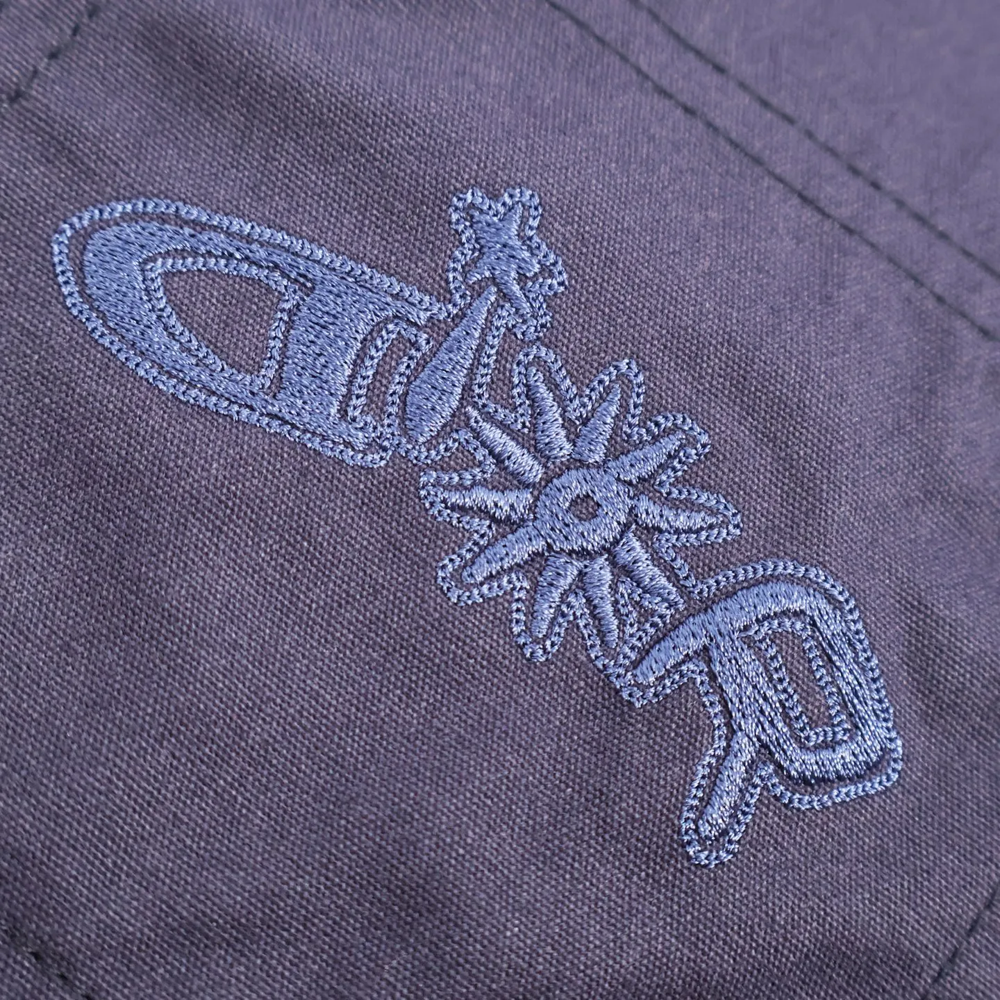 🅿️440 [Exclusive supply] CD pocket embroidered denim shirt (Navy Blue) Original purchase and development of 14500, custom-made plain ring yarn denim, full of texture, comfortable and close to the skin, iconic dior embroidery embellishment on the front, using imported machine embroidery technology, using advanced computer control system and precision mechanical parts to achieve embroidery work, high precision, smooth and delicate lines, high-temperature laundering machines are used in all ironing stations, and high temperature and pressure are applied to the fabric through the synergy of heating plates and pressure rollers. Make the fabric surface smooth and crisp, wear-resistant and washable (specially for export assembly line shirt factories, first-line brand quality) accessories customized 1:1 trademark. Size:39-40-41