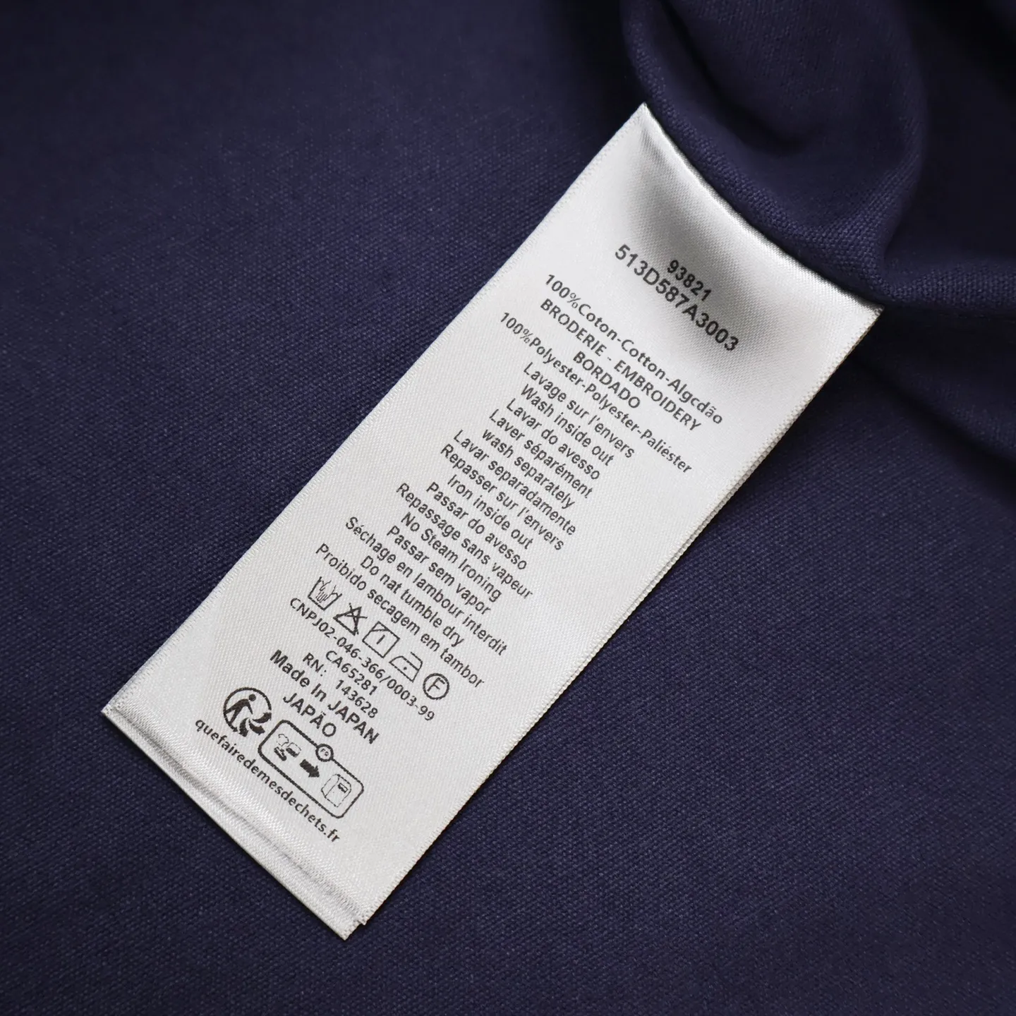 🅿️440 [Exclusive supply] CD pocket embroidered denim shirt (Navy Blue) Original purchase and development of 14500, custom-made plain ring yarn denim, full of texture, comfortable and close to the skin, iconic dior embroidery embellishment on the front, using imported machine embroidery technology, using advanced computer control system and precision mechanical parts to achieve embroidery work, high precision, smooth and delicate lines, high-temperature laundering machines are used in all ironing stations, and high temperature and pressure are applied to the fabric through the synergy of heating plates and pressure rollers. Make the fabric surface smooth and crisp, wear-resistant and washable (specially for export assembly line shirt factories, first-line brand quality) accessories customized 1:1 trademark. Size:39-40-41
