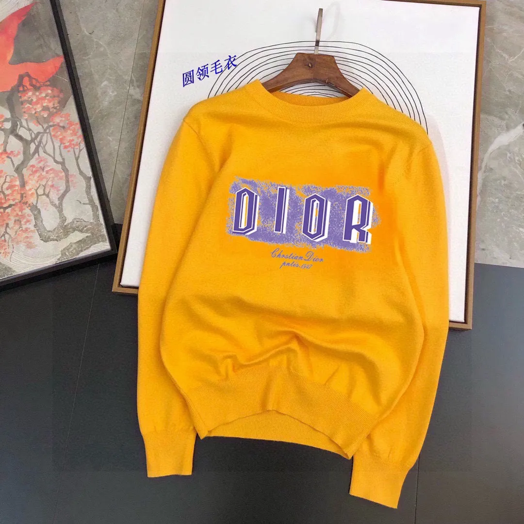 🅿️240 【Dior】Autumn and winter classic round neck pullover sweater, in full condition! ! ! Wool blended fabric, the latest model in 2025, golden ratio! ! Slim-fitting soft gold, versatile and practical item, the combination and practicality are extremely powerful, simple and elegant, and classy! To create your own style, it is highly recommended to buy it in two colors. The standard slim fit tailoring process is suitable for both young and old men. It is knitted from wool and will not cause any discomfort! While keeping warm, it is stylish, textured and wearable, and the classic logo with contrasting colors on the chest feels in place! ! Recommended for regular customers! ! Size M-3XL (maximum wear: 190 pounds)
