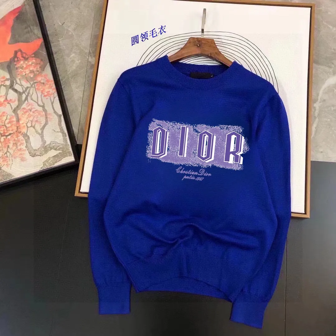 🅿️240 【Dior】Autumn and winter classic round neck pullover sweater, in full condition! ! ! Wool blended fabric, the latest model in 2025, golden ratio! ! Slim-fitting soft gold, versatile and practical item, the combination and practicality are extremely powerful, simple and elegant, and classy! To create your own style, it is highly recommended to buy it in two colors. The standard slim fit tailoring process is suitable for both young and old men. It is knitted from wool and will not cause any discomfort! While keeping warm, it is stylish, textured and wearable, and the classic logo with contrasting colors on the chest feels in place! ! Recommended for regular customers! ! Size M-3XL (maximum wear: 190 pounds)