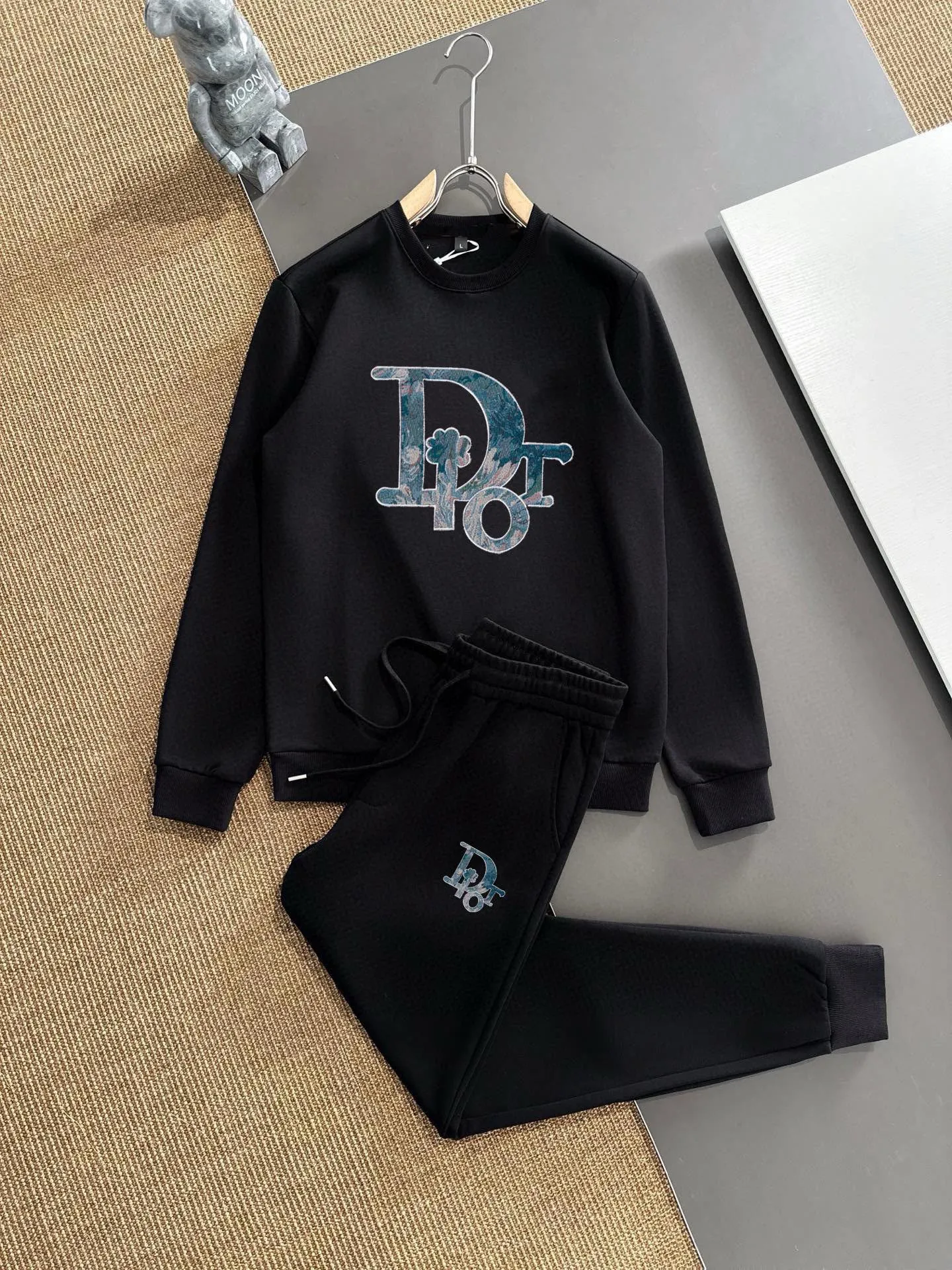 🅿️380 [DIOR Dior] (Fat Man’s Gospel) hot-selling suit is coming. Focus on the original version of the official website. 2025 new hot-selling sweatshirt suit. The original order is the best product. 🇭🇰The meticulous work of top designers is dedicated to a fitting and perfect upper body effect. All-natural high-quality Roman cotton 100%, close-fitting comfort, noble and elegant! Original hardware embodies elegance and nobility! Counter size: M-5XL (maximum wear up to 220 pounds)