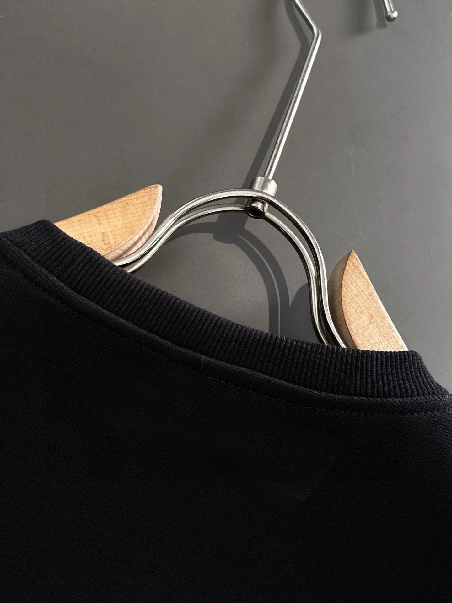 🅿️380 [DIOR Dior] (Fat Man’s Gospel) hot-selling suit is coming. Focus on the original version of the official website. 2025 new hot-selling sweatshirt suit. The original order is the best product. 🇭🇰The meticulous work of top designers is dedicated to a fitting and perfect upper body effect. All-natural high-quality Roman cotton 100%, close-fitting comfort, noble and elegant! Original hardware embodies elegance and nobility! Counter size: M-5XL (maximum wear up to 220 pounds)