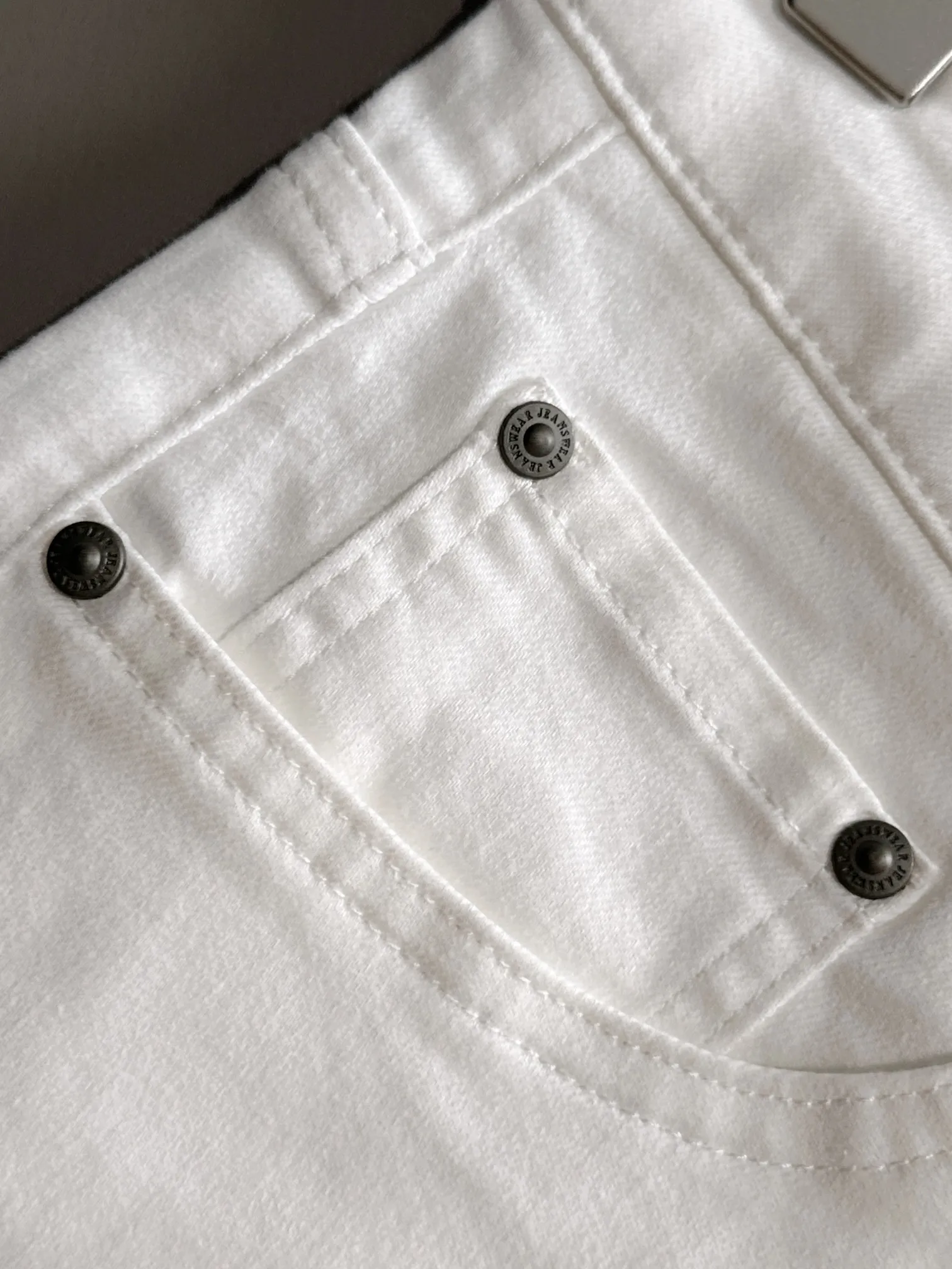 🅿️360 Dior's new 2025 summer embroidered pocket slim-fit jeans trousers are produced using imported Japanese Denim plain cotton denim fabrics, complete with three labels, simple yet elegant, soft, delicate and comfortable, and versatile and fashionable on the upper body! Light luxury, a must-have item for daily commuting! Color: Black White Size: 28-40 (please state your height and weight when placing an order)