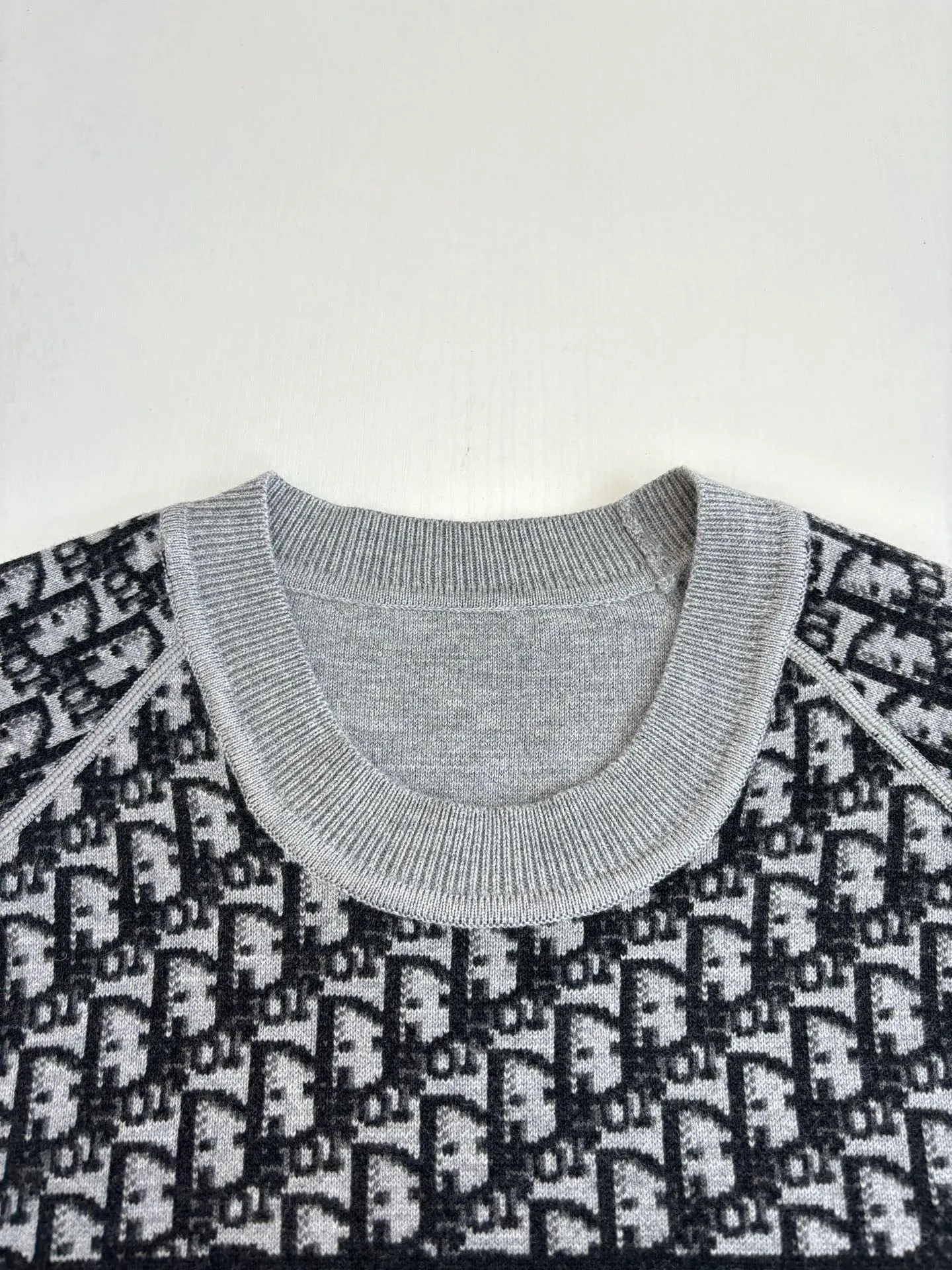 🅿️540 Dio*/Dior 25Fw double-sided knitted jacquard sweater is knitted with technical cashmere blend. The other side is decorated with the iconic Oblique print. The stripe pattern on the back is embellished with the "Cistian" logo. Fashionable and versatile. Size: M/L/XL