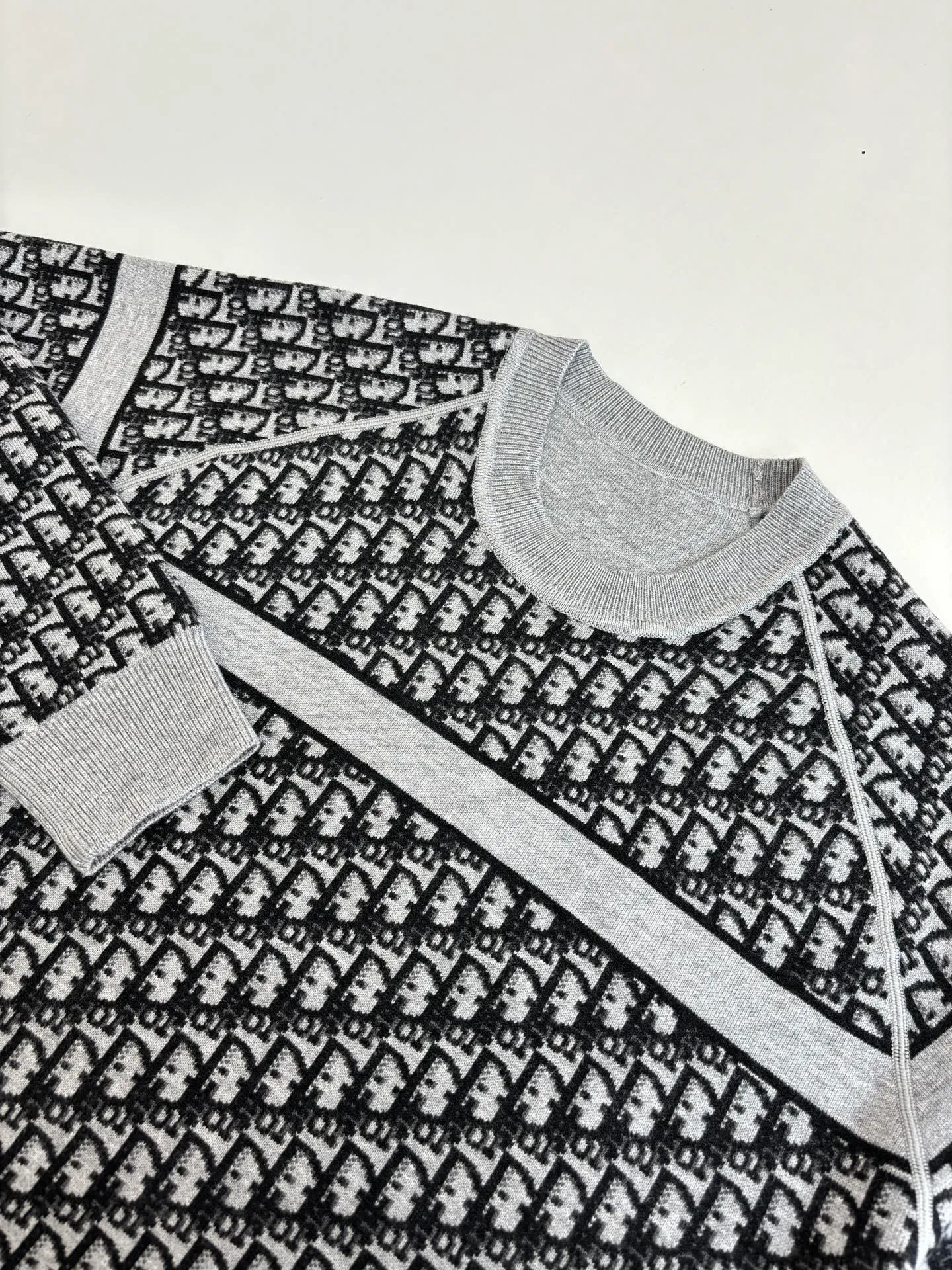 🅿️540 Dio*/Dior 25Fw double-sided knitted jacquard sweater is knitted with technical cashmere blend. The other side is decorated with the iconic Oblique print. The stripe pattern on the back is embellished with the "Cistian" logo. Fashionable and versatile. Size: M/L/XL