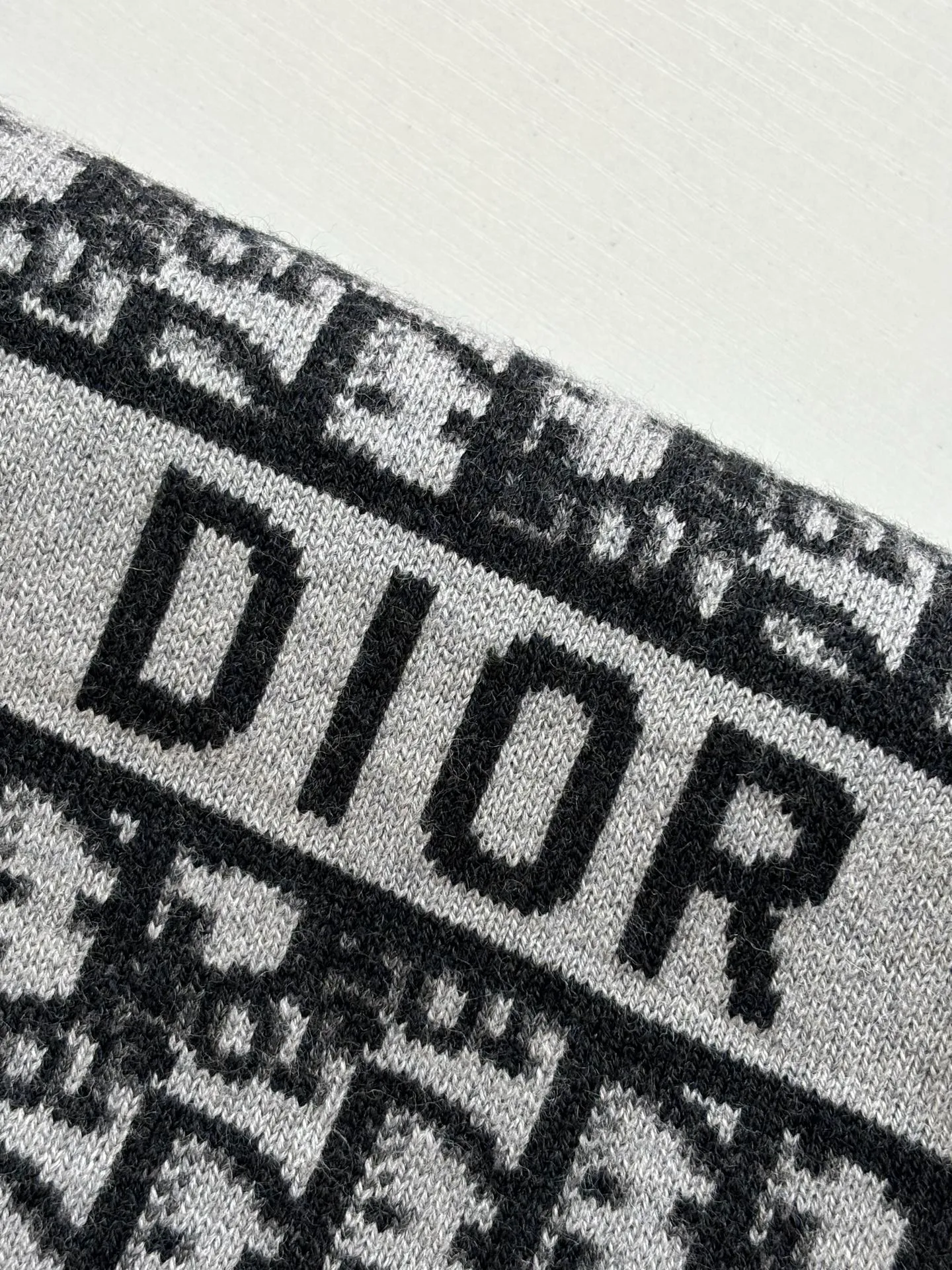 🅿️540 Dio*/Dior 25Fw double-sided knitted jacquard sweater is knitted with technical cashmere blend. The other side is decorated with the iconic Oblique print. The stripe pattern on the back is embellished with the "Cistian" logo. Fashionable and versatile. Size: M/L/XL