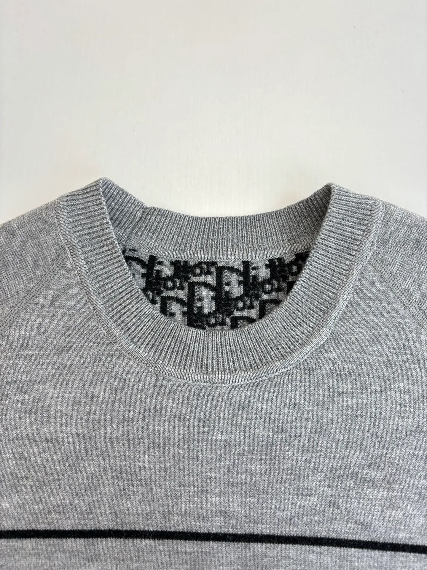 🅿️540 Dio*/Dior 25Fw double-sided knitted jacquard sweater is knitted with technical cashmere blend. The other side is decorated with the iconic Oblique print. The stripe pattern on the back is embellished with the "Cistian" logo. Fashionable and versatile. Size: M/L/XL