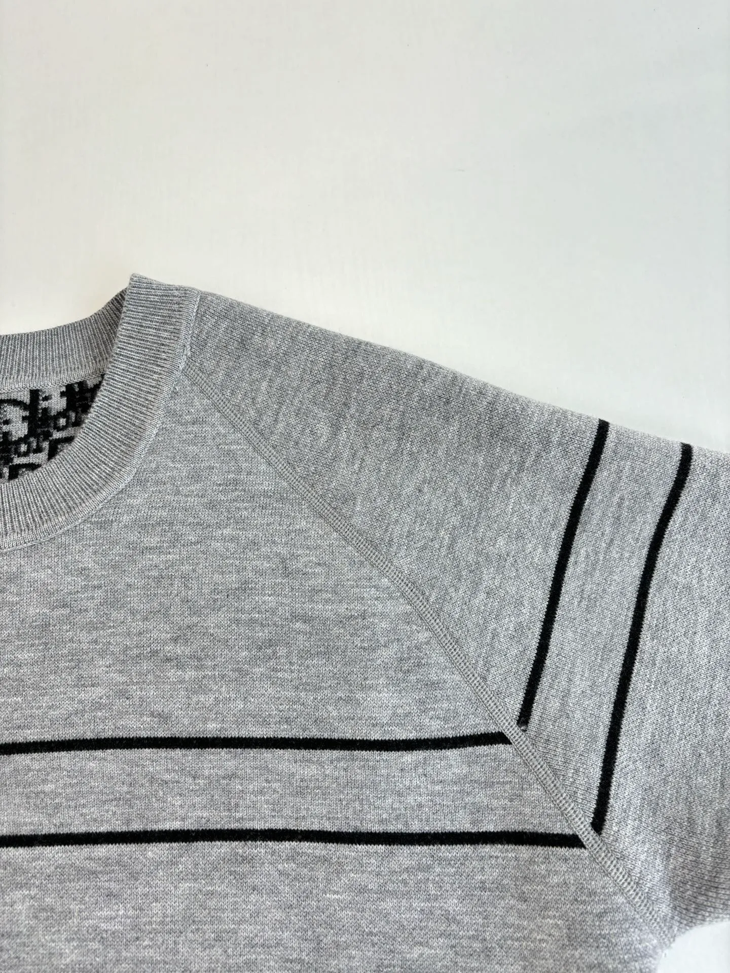 🅿️540 Dio*/Dior 25Fw double-sided knitted jacquard sweater is knitted with technical cashmere blend. The other side is decorated with the iconic Oblique print. The stripe pattern on the back is embellished with the "Cistian" logo. Fashionable and versatile. Size: M/L/XL