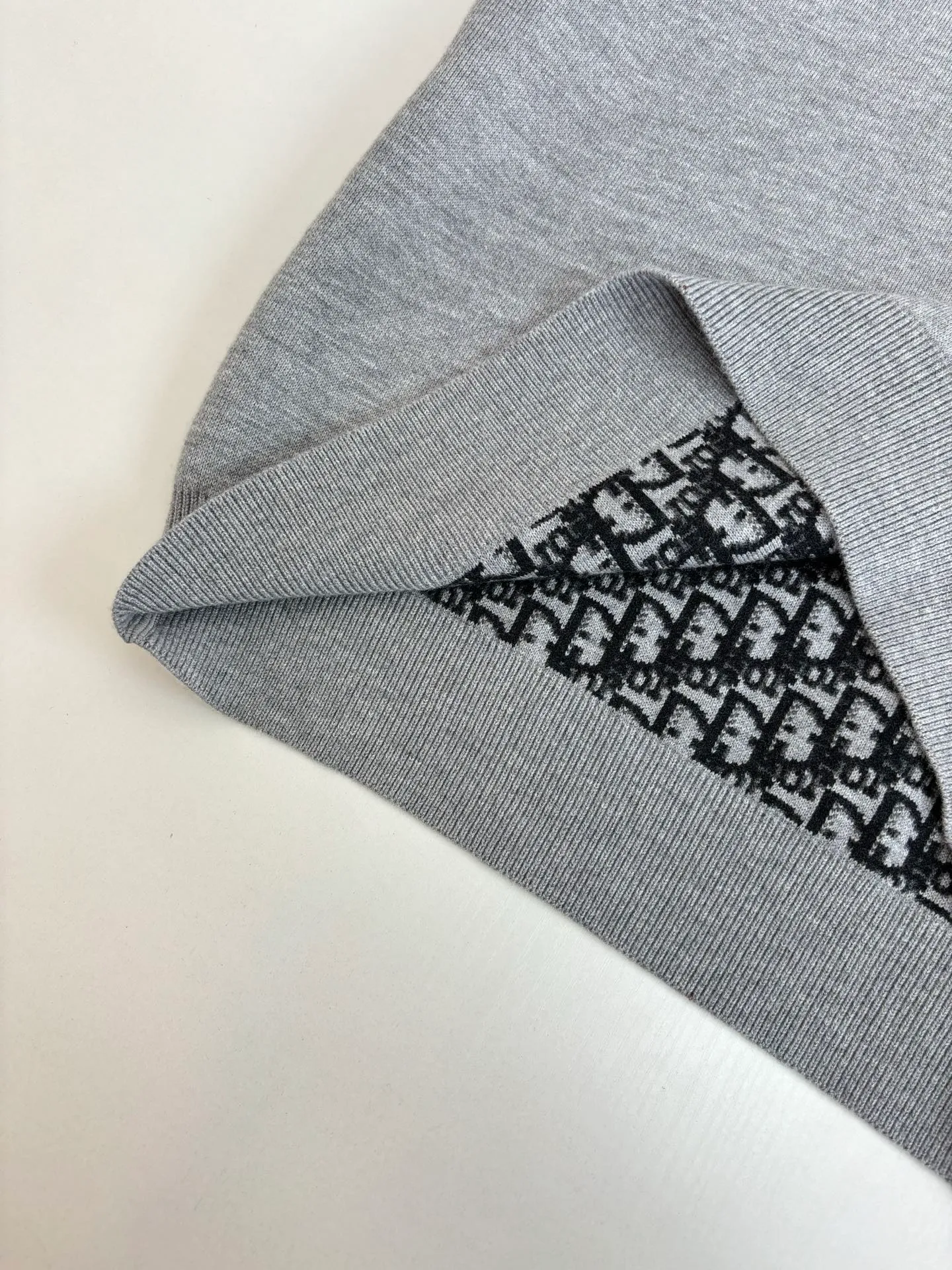 🅿️540 Dio*/Dior 25Fw double-sided knitted jacquard sweater is knitted with technical cashmere blend. The other side is decorated with the iconic Oblique print. The stripe pattern on the back is embellished with the "Cistian" logo. Fashionable and versatile. Size: M/L/XL