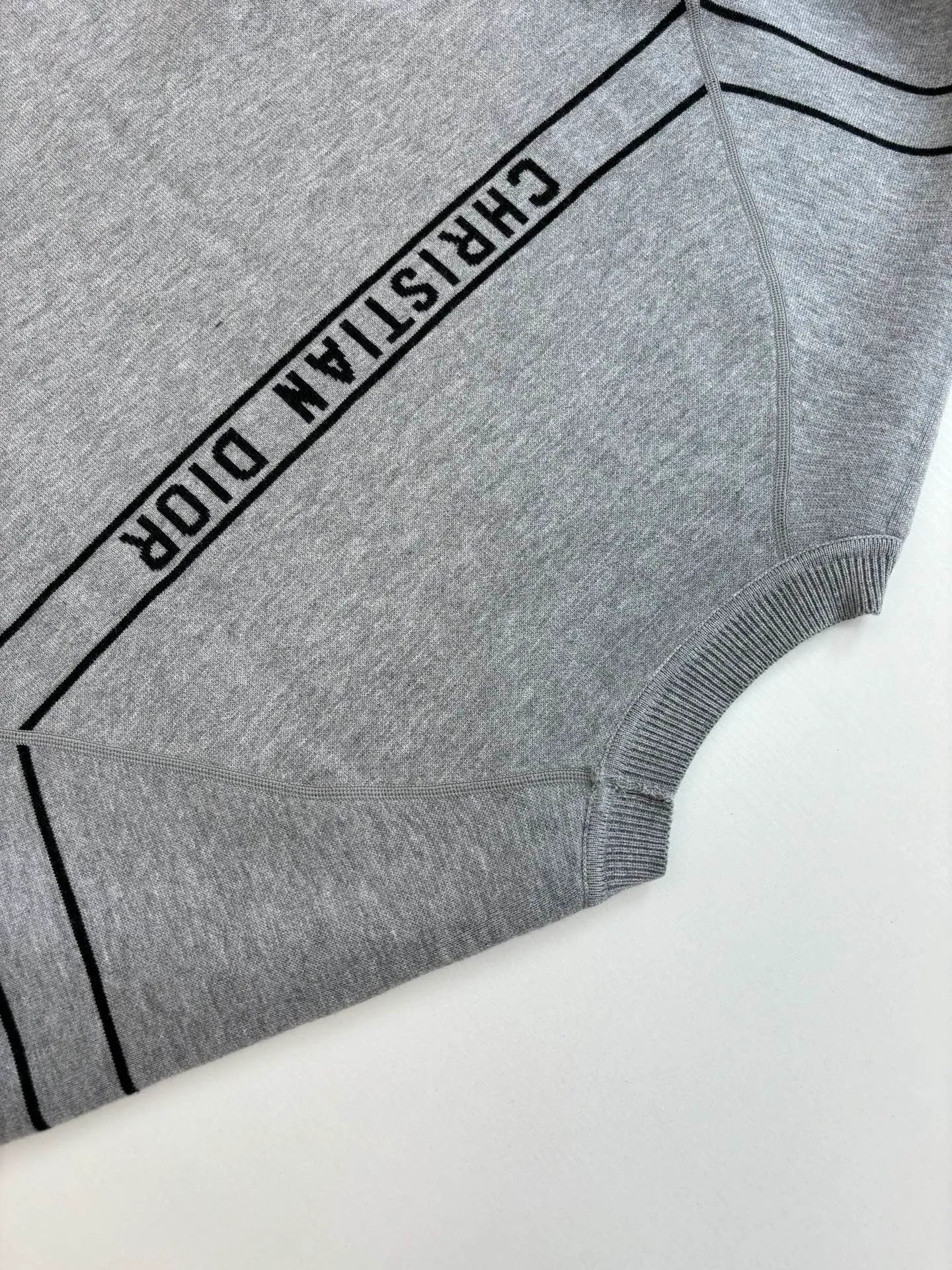 🅿️540 Dio*/Dior 25Fw double-sided knitted jacquard sweater is knitted with technical cashmere blend. The other side is decorated with the iconic Oblique print. The stripe pattern on the back is embellished with the "Cistian" logo. Fashionable and versatile. Size: M/L/XL