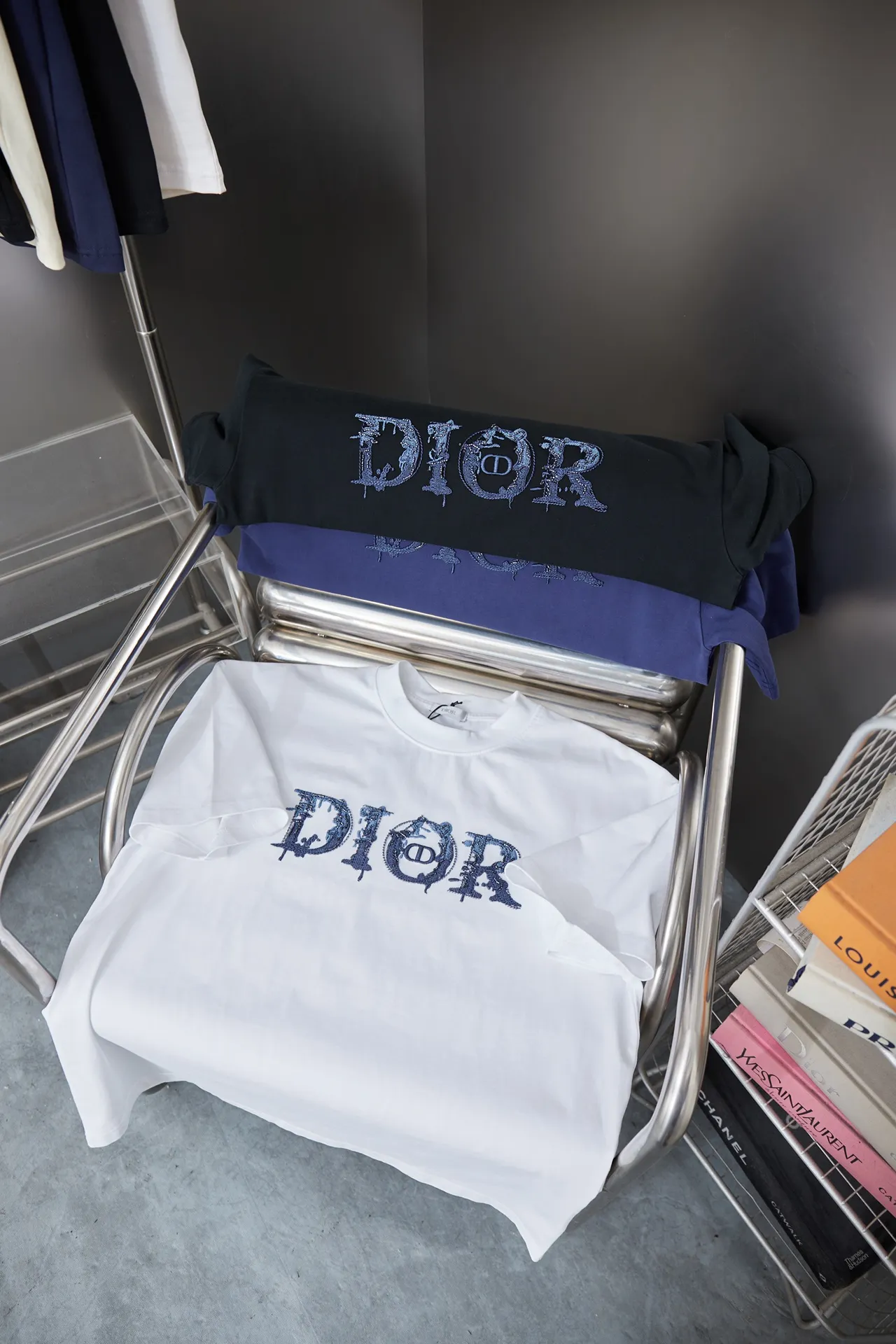🅿️200 D＊or CD 25SS early spring new style joint series embroidered logo short sleeves light luxury essential item for daily commuting for men and women correct version welcome to compare detailed features · 320g 100% pure cotton double yarn jersey fabric · Custom dyed in the same cylinder, special thickened 32 count double-strand 1X1 thread. Imported Tajima machine embroidery letter beads logo embroidery · Double-needle sewing and cross-seam technology · Original main mark, washed tag, brand moisture-proof paper packaging Color: white/black/blue Size: S/M/L/XL