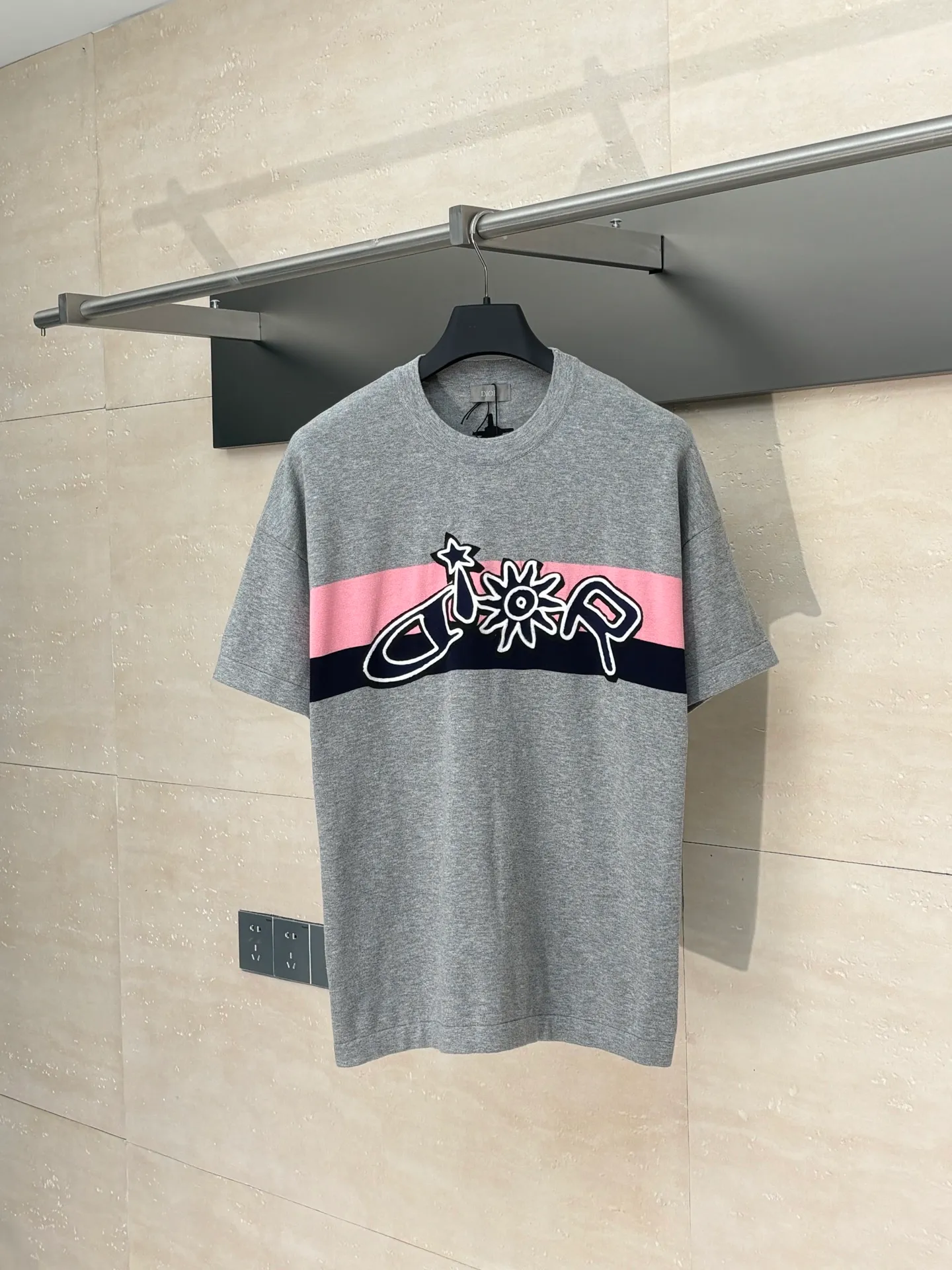 🅿️370 Dio*/Dior 25Ss new sunflower woolen short-sleeve. It is made of 100% sheep wool fabric, which is soft, warm, skin-friendly and textured. It is comfortable and high-end. The chest is decorated with sunflower pattern, which is perfectly integrated with the fabric and has no abrupt feeling at all! The pattern is super fine, with pink and black stripes and logo edges, and it does not fall out or deform after washing!  Size：S/M/L/XL
