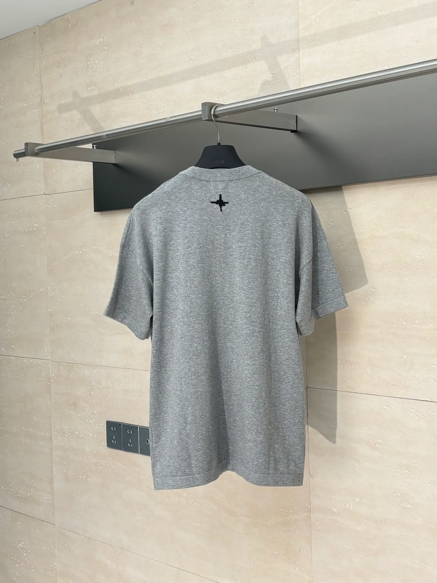 🅿️370 Dio*/Dior 25Ss new sunflower woolen short-sleeve. It is made of 100% sheep wool fabric, which is soft, warm, skin-friendly and textured. It is comfortable and high-end. The chest is decorated with sunflower pattern, which is perfectly integrated with the fabric and has no abrupt feeling at all! The pattern is super fine, with pink and black stripes and logo edges, and it does not fall out or deform after washing!  Size：S/M/L/XL