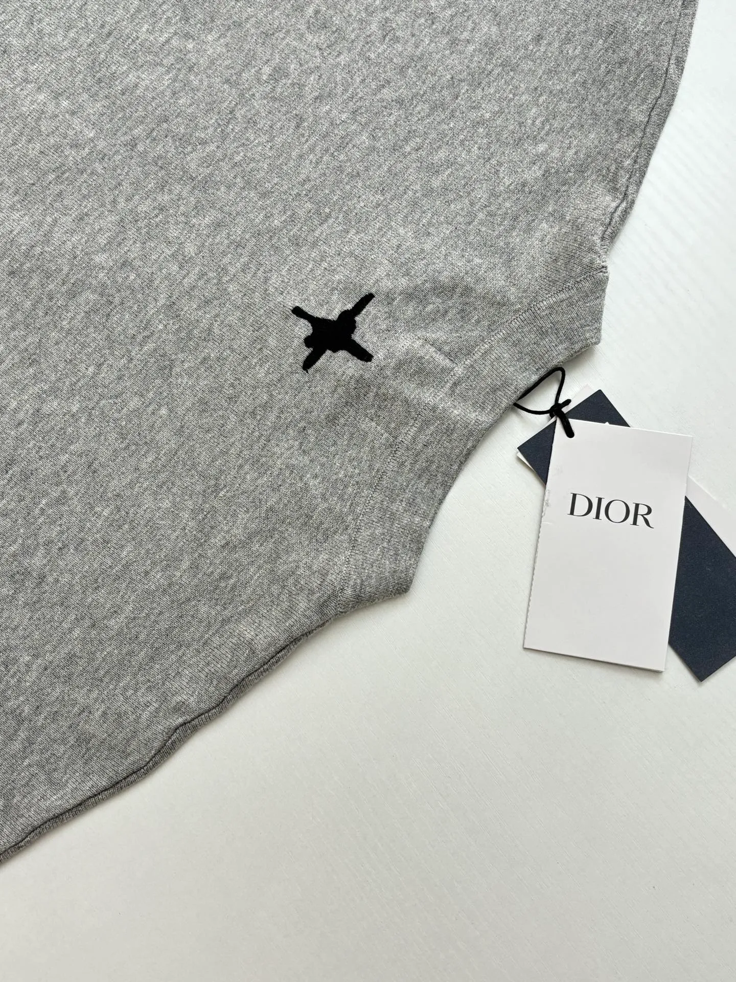 🅿️370 Dio*/Dior 25Ss new sunflower woolen short-sleeve. It is made of 100% sheep wool fabric, which is soft, warm, skin-friendly and textured. It is comfortable and high-end. The chest is decorated with sunflower pattern, which is perfectly integrated with the fabric and has no abrupt feeling at all! The pattern is super fine, with pink and black stripes and logo edges, and it does not fall out or deform after washing!  Size：S/M/L/XL