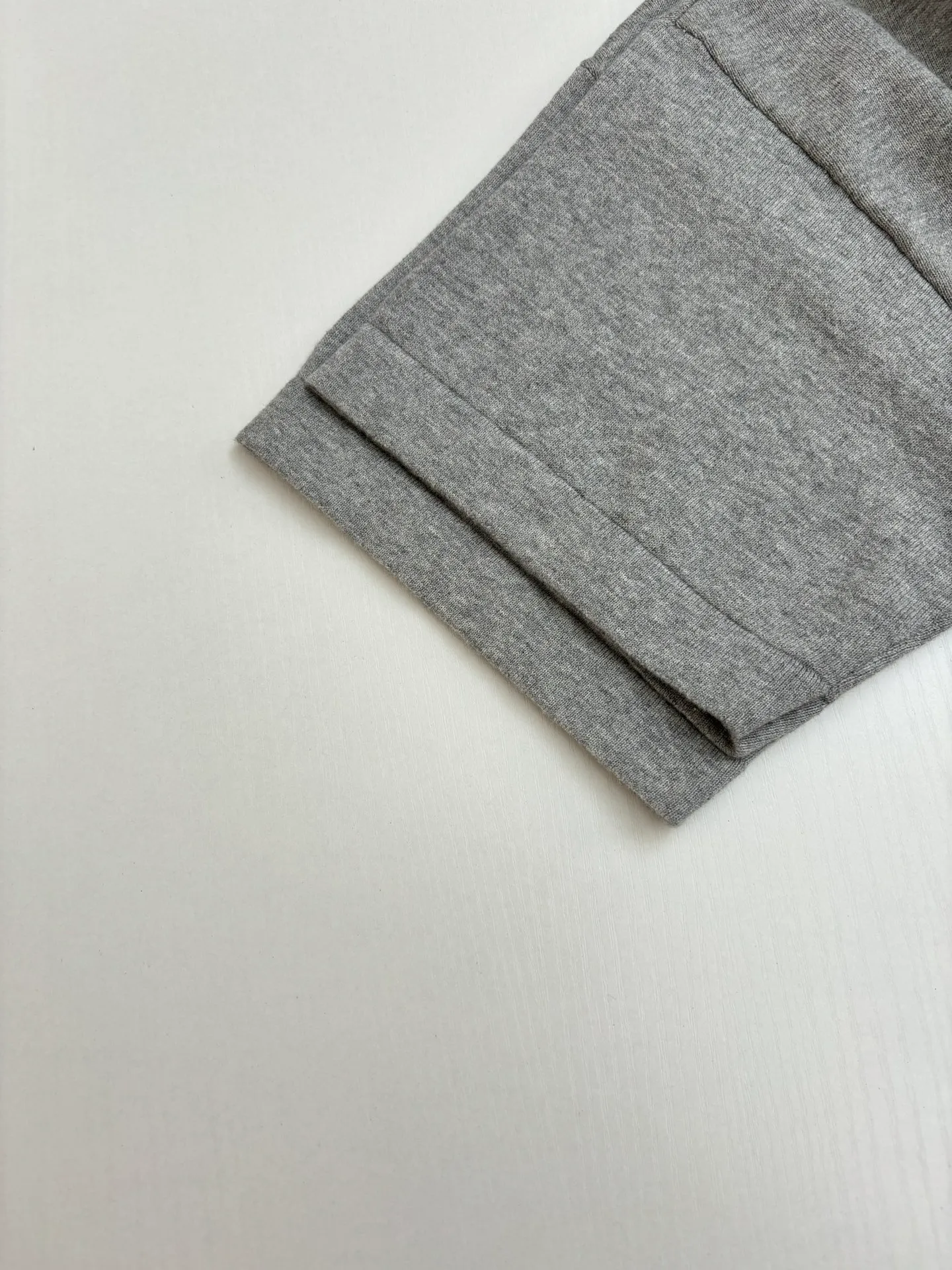 🅿️370 Dio*/Dior 25Ss new sunflower woolen short-sleeve. It is made of 100% sheep wool fabric, which is soft, warm, skin-friendly and textured. It is comfortable and high-end. The chest is decorated with sunflower pattern, which is perfectly integrated with the fabric and has no abrupt feeling at all! The pattern is super fine, with pink and black stripes and logo edges, and it does not fall out or deform after washing!  Size：S/M/L/XL