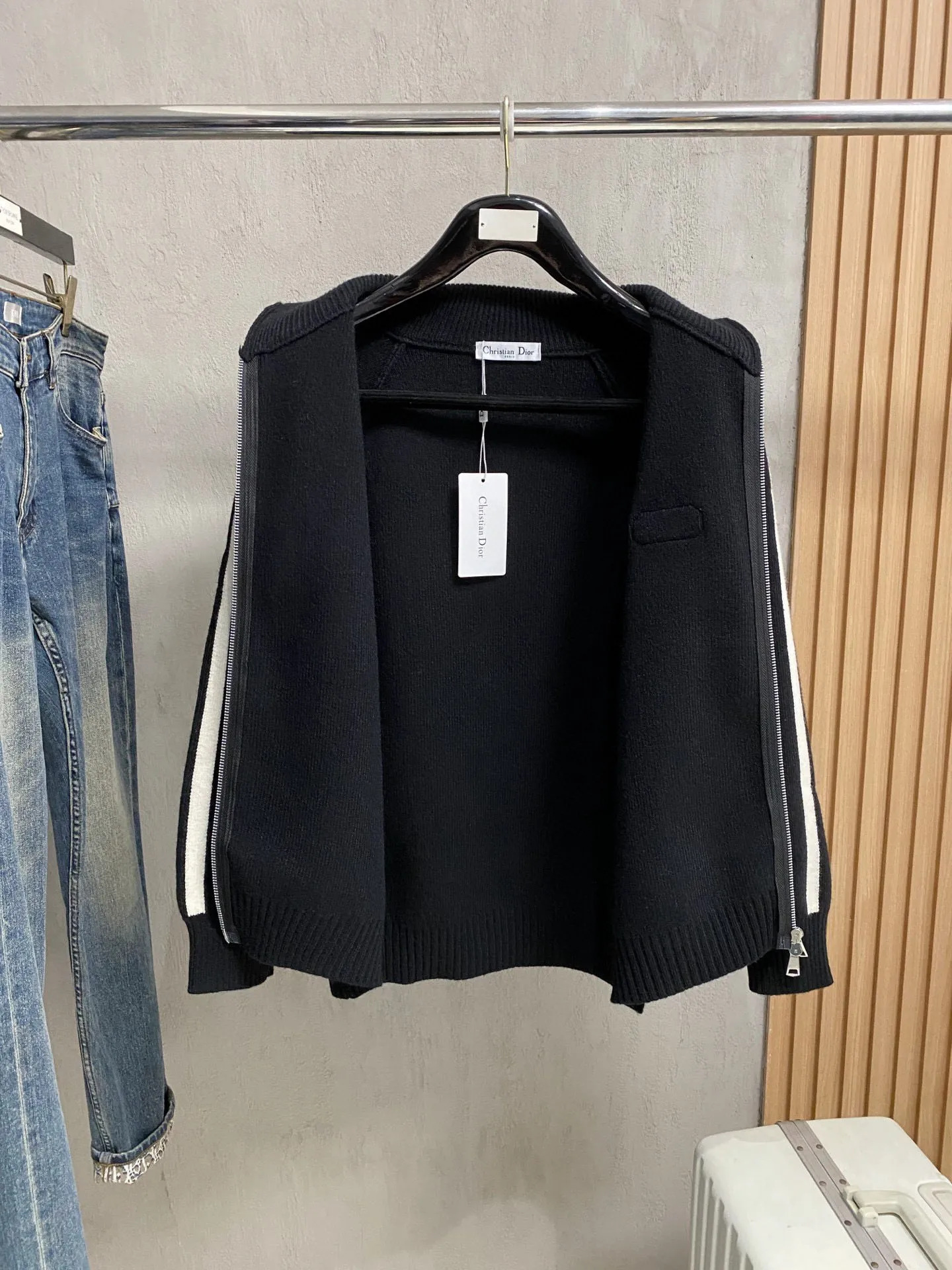 🅿️560 【DIOR】Autumn and winter classic cardigan sweater, in full condition! ! ! Wool blended fabric, the latest model in 2025, golden ratio! ! Slim-fitting soft gold, versatile and practical item, the combination and practicality are extremely powerful, simple and elegant, and classy! To create your own style, it is highly recommended to buy it in two colors. The standard slim fit tailoring process is suitable for both young and old men. It is knitted from wool and will not cause any discomfort! While keeping warm, it is stylish, textured and wearable, and the classic logo with contrasting colors on the chest feels in place! ! Recommended for regular customers! ! Size M-3XL (maximum wear: 190 pounds)
