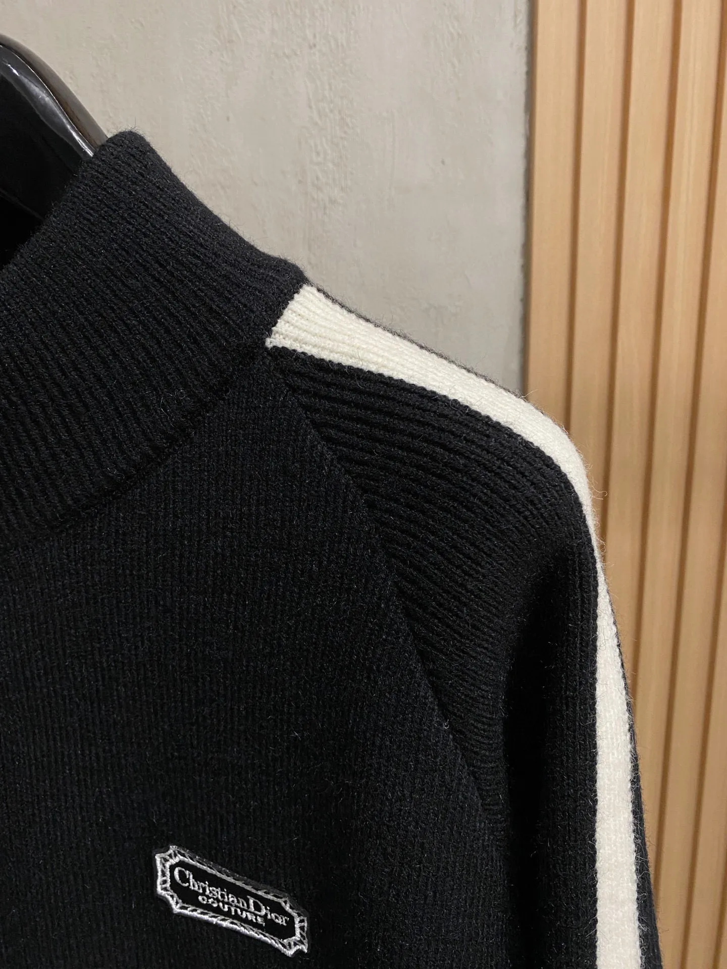 🅿️560 【DIOR】Autumn and winter classic cardigan sweater, in full condition! ! ! Wool blended fabric, the latest model in 2025, golden ratio! ! Slim-fitting soft gold, versatile and practical item, the combination and practicality are extremely powerful, simple and elegant, and classy! To create your own style, it is highly recommended to buy it in two colors. The standard slim fit tailoring process is suitable for both young and old men. It is knitted from wool and will not cause any discomfort! While keeping warm, it is stylish, textured and wearable, and the classic logo with contrasting colors on the chest feels in place! ! Recommended for regular customers! ! Size M-3XL (maximum wear: 190 pounds)
