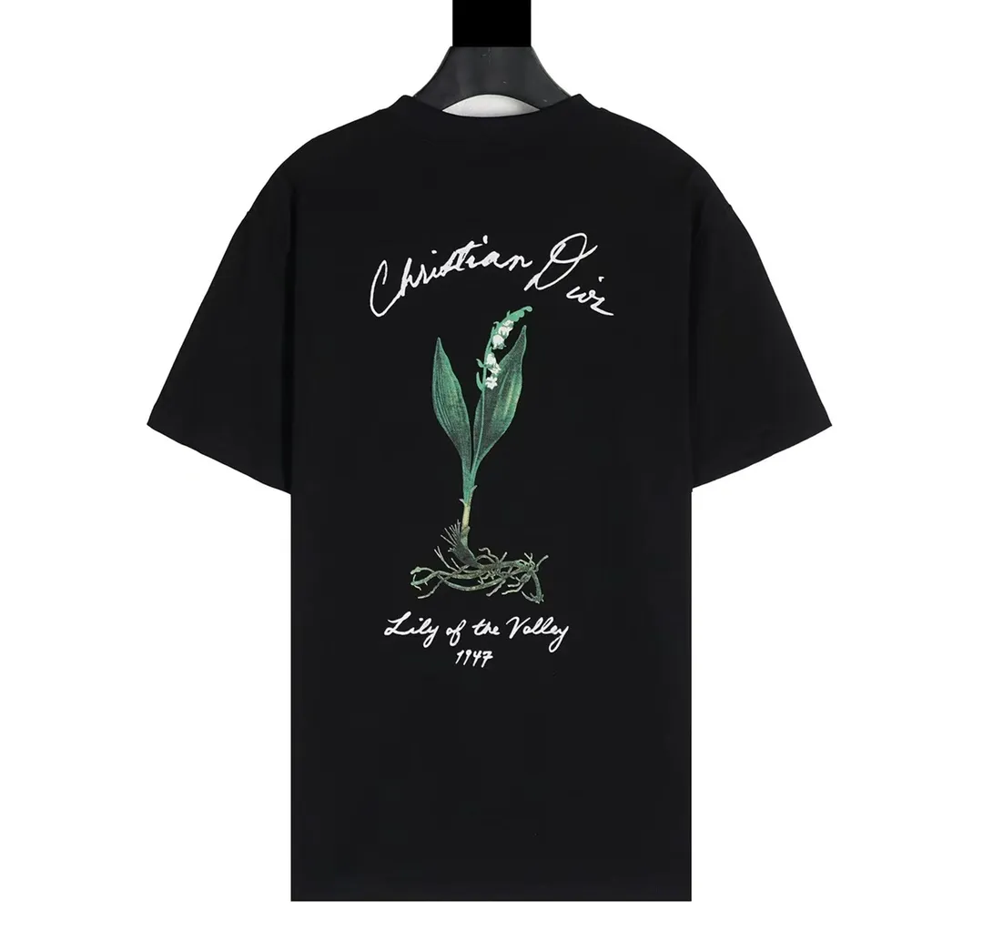 🅿️180 CD New lily of the valley loose-fitting short-sleeved fabric: 24S special woven compact cotton fabric 260g Rib: 40S double yarn rib; 280g This T-shirt is decorated with a delicate lily of the valley flower print, paying tribute to the beauty of the plant. Crafted from white cotton-jersey, it features a handwritten Christian Dior signature print on the chest. Easily create a casual look.  It is woven with 24-count special compact cotton yarn. The weaving process requires high standards and requires the use of advanced looms and high-quality raw materials. Specially woven compact cotton has many advantages, such as softness and comfort, good breathability, strong wrinkle resistance, good durability, etc.; it has a tighter, softer and more delicate texture and feel.  In the nylon solid slurry penetration printing process, you first need to apply nylon solid slurry on the pattern, and then make the slurry penetrate into the fabric through hot pressing or drying. During the penetration process, the slurry will chemically react with the fabric fibers to form a strong adhesion layer, making the pattern more vivid and full. Size: XS S M L